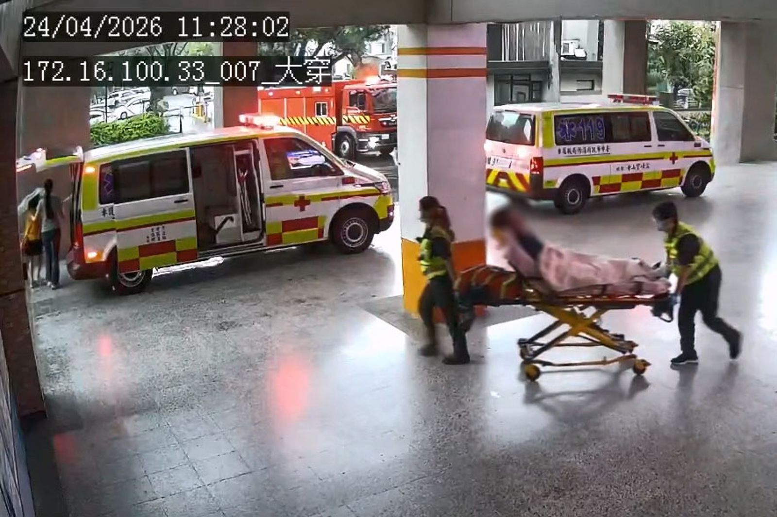 救護人員將學生送醫。民眾提供