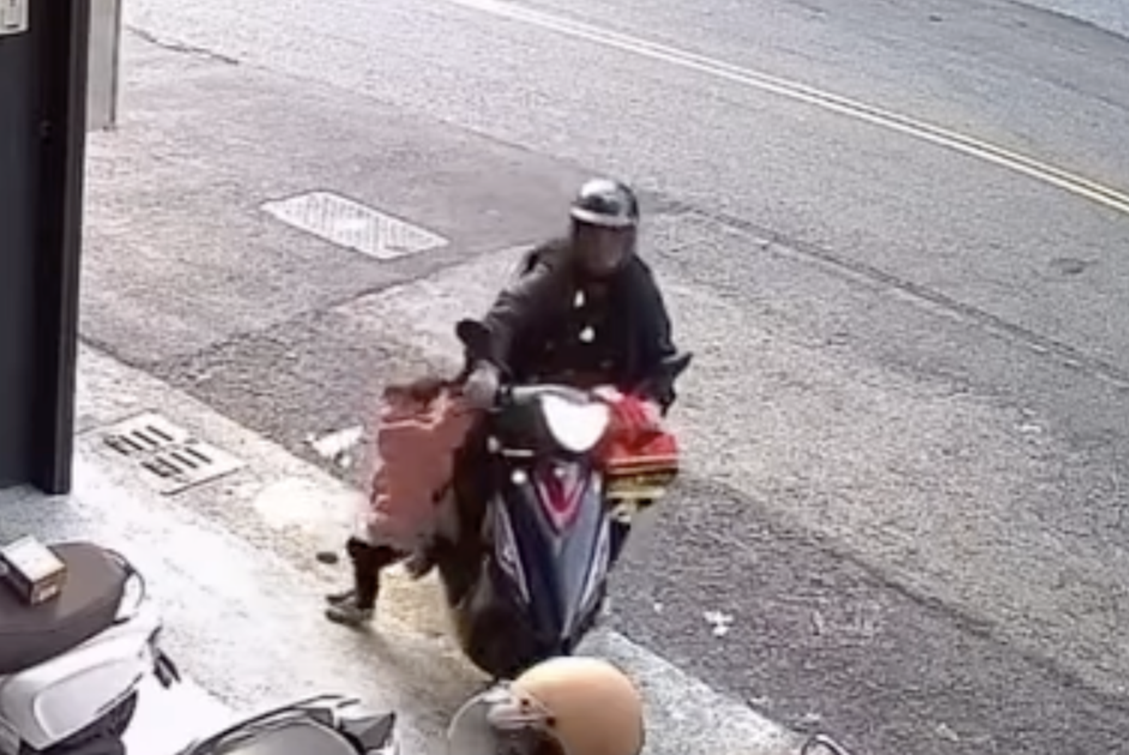 太離譜!粗心家長停機車忘熄火 女童誤催油門遭「拖行重摔」驚險畫面曝