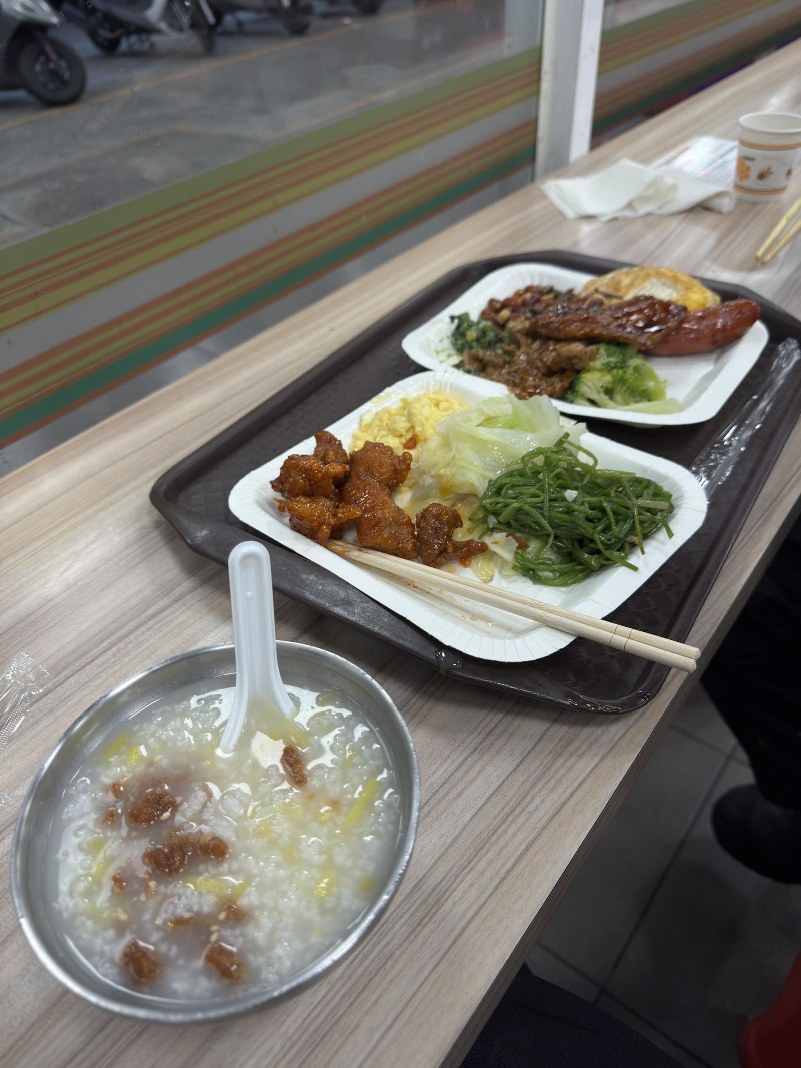 一名網友抱怨被台中某清粥小菜店的價格嚇到了。圖／翻攝自爆料公社