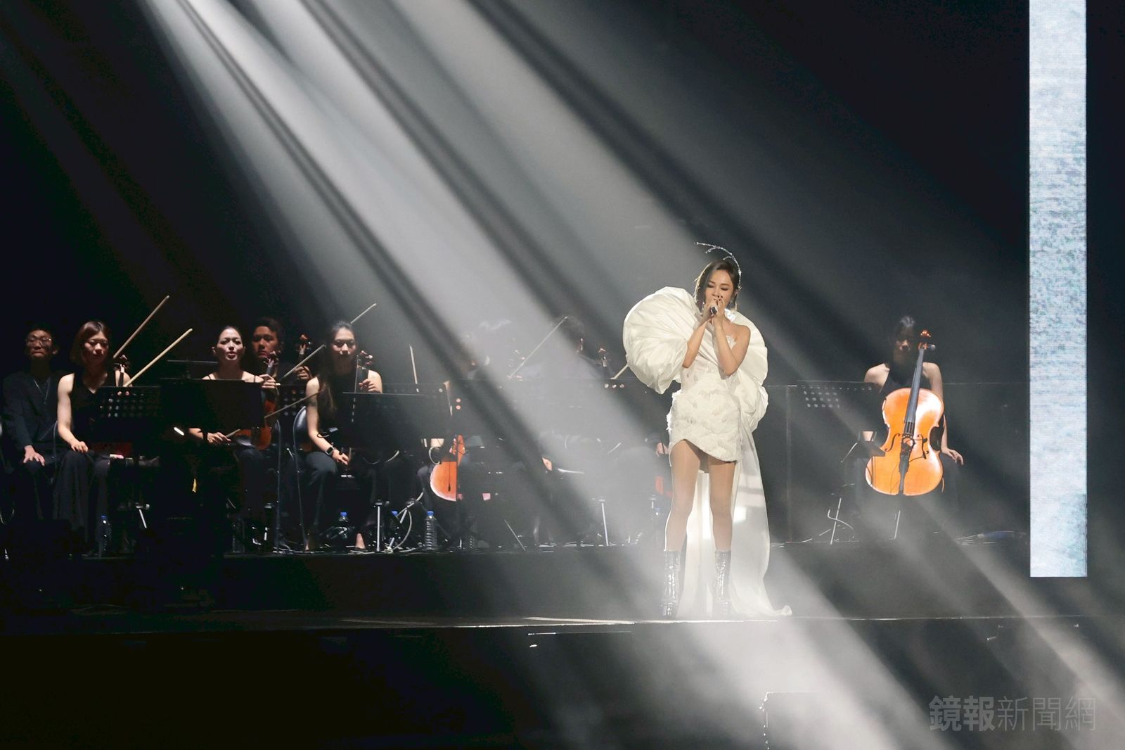 彭佳慧四度攻蛋,感謝台下歌迷沒有選擇林俊傑演唱會。劉耀勻攝