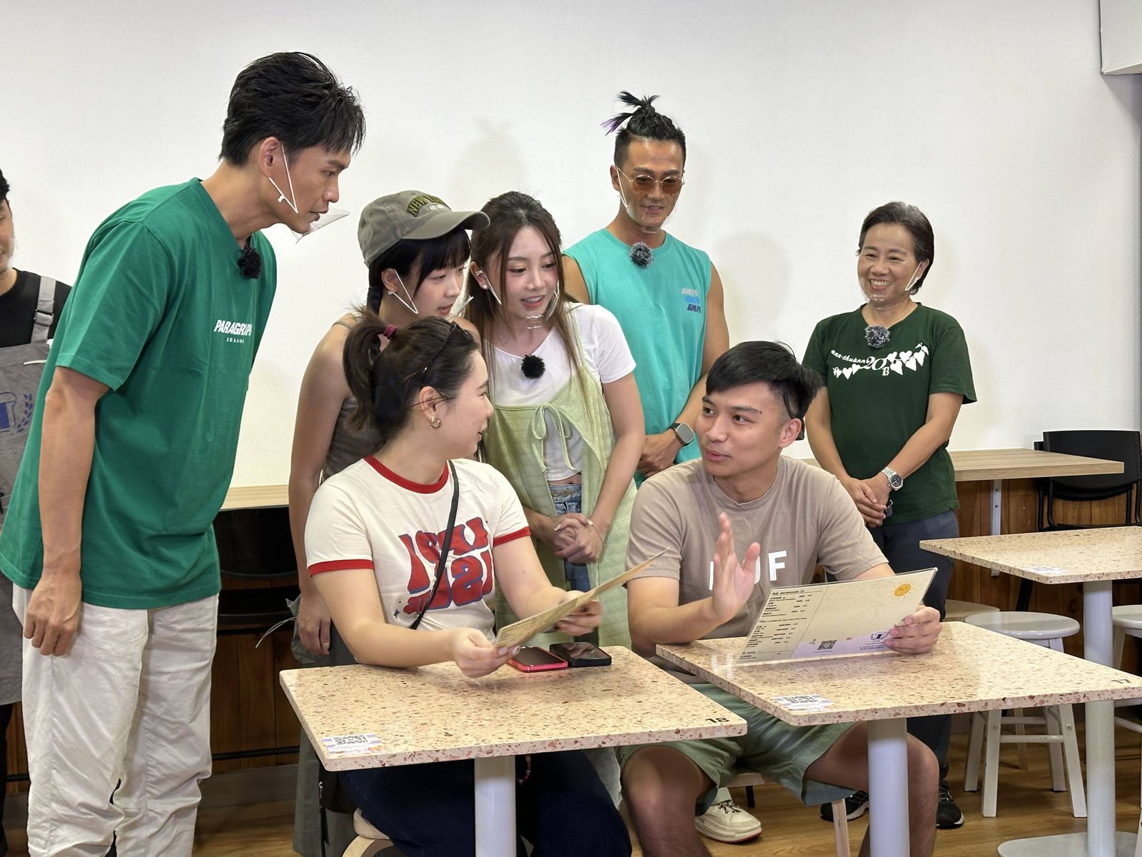 黃鐙輝、籃籃、若潼與林俊逸在早餐店裡實習服務客人並介紹餐點。公視台語台提供