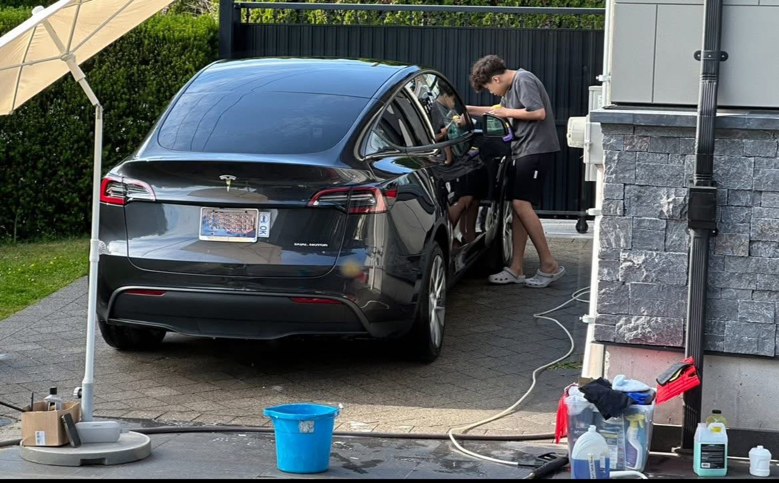 郭靜純兒子自創洗車公司，所有一切自己一手包辦。翻攝郭靜純臉書