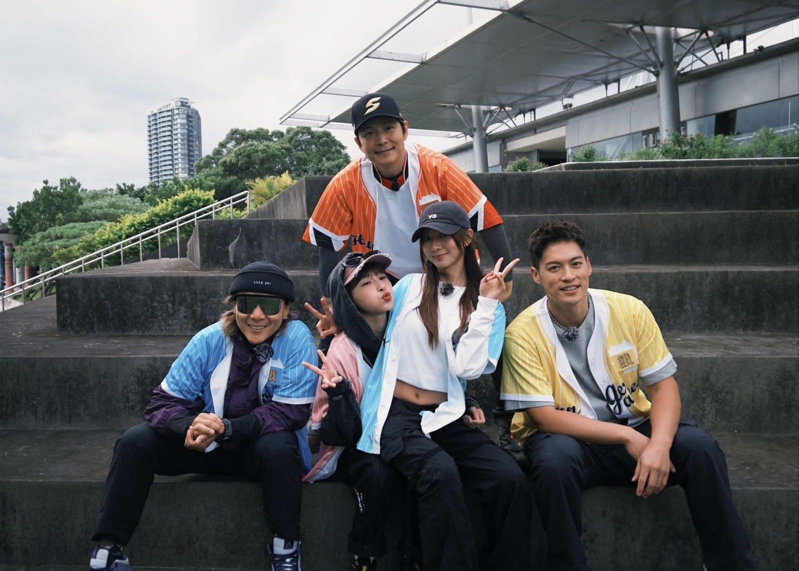 節目製作單位向峮峮（左二）道歉。翻攝飢餓遊戲臉書