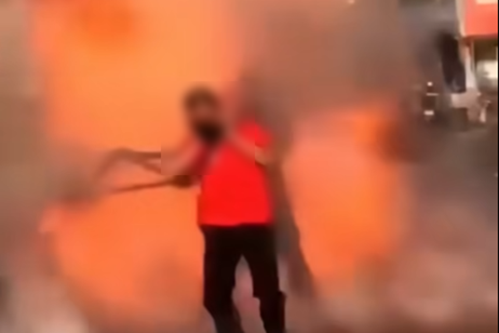 繞境「吃炮」整座神轎燒起來！8抬轎人員急逃　網笑：台灣尚憨