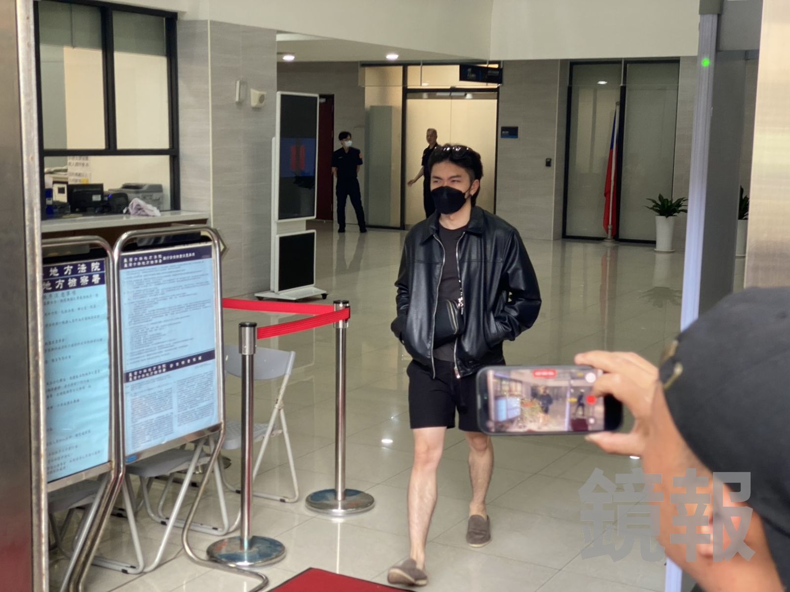 邱皓偉2萬交保,表情凝重。李依璇攝