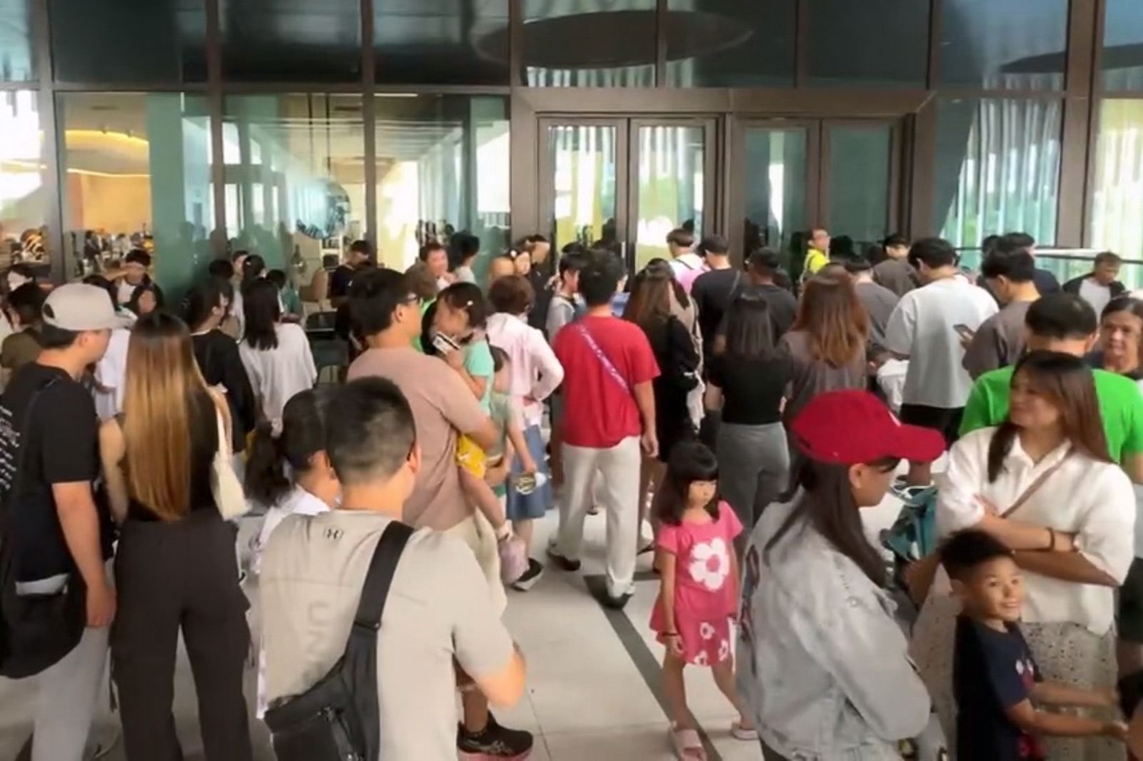 全台44間百貨颱風天休館!台中「僅這家開店」迎人潮 宜蘭客搭遊覽車朝聖:吃飯躲風