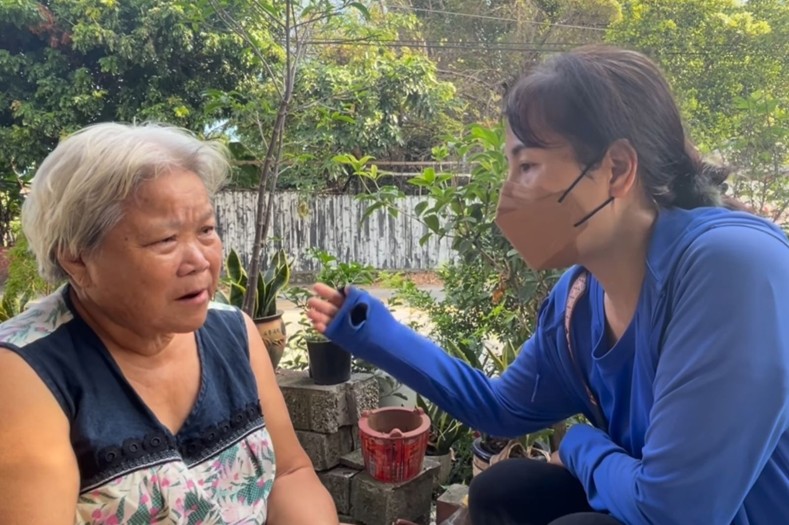 社子島阿嬤出面澄清,表示並非演員,而是發自內心向沈伯洋下跪陳情。圖/社子島發言人李華萍 @huaping88 提供