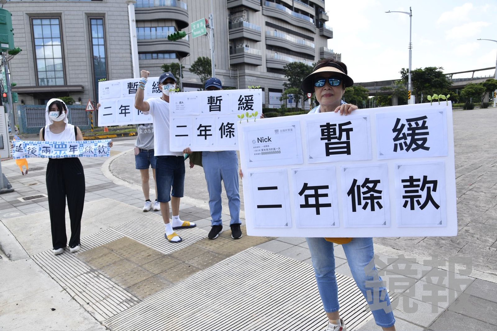 民眾黨今討論2年條款存廢　小草場外疾呼暫緩實施
