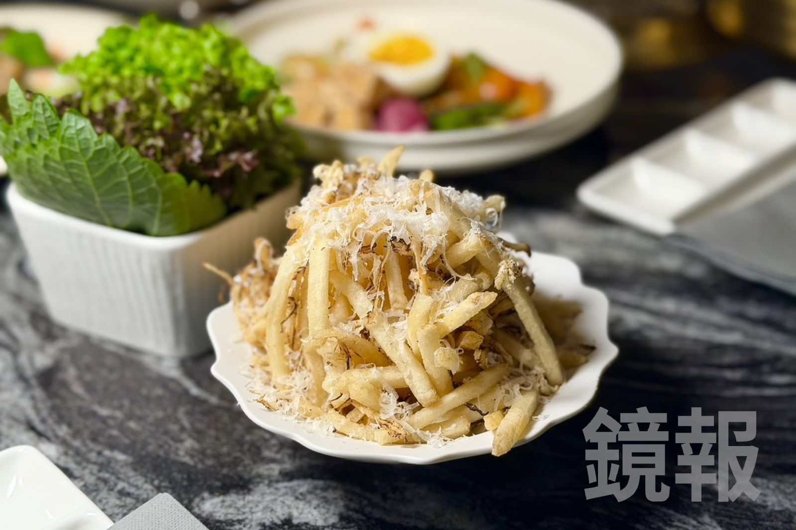 「魷魚香薯條」把細切馬鈴薯和魷魚絲一起炸過，鹹香下酒。（220元／份）