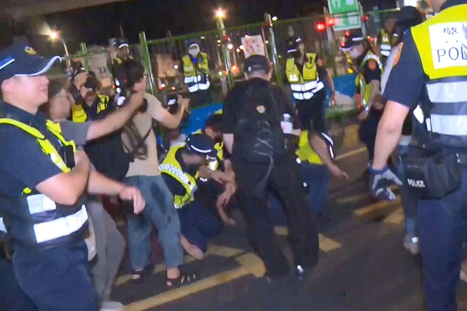 民眾發起「走讀抗議」反對公館圓環拆除爆衝突。圖/鏡新聞