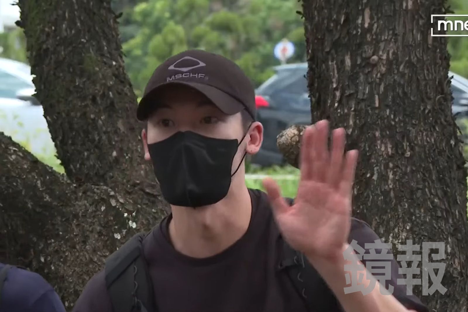 許光漢退伍簡單受訪，現場聚集了許多粉絲。翻攝鏡新聞