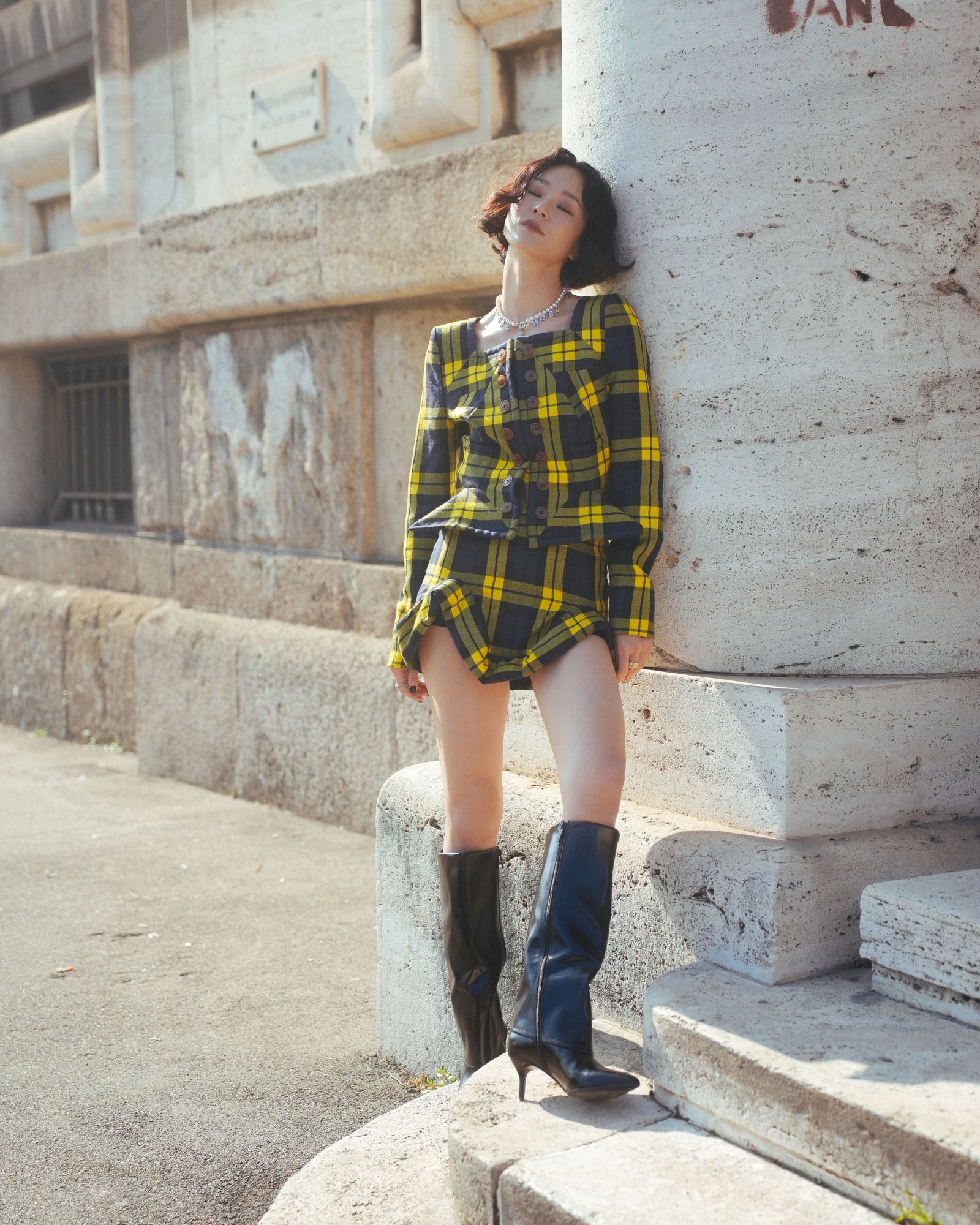 鍾瑶大秀纖細長腿。星星相藝提供