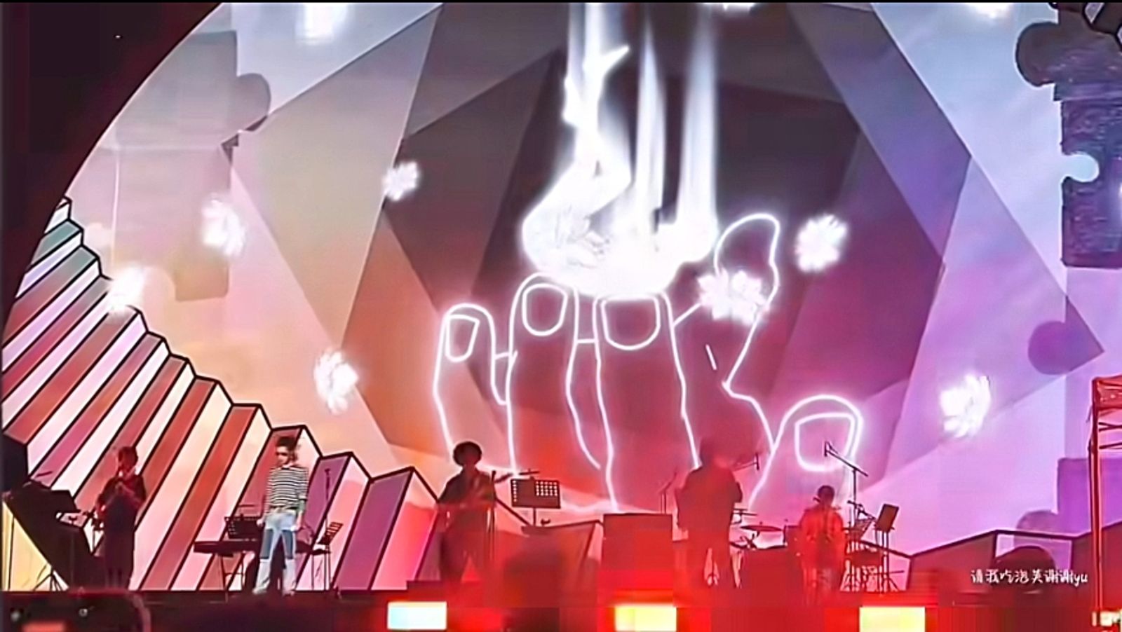 華晨宇演出時背後大螢幕出現墜落畫面。翻攝chulan.roc Threads