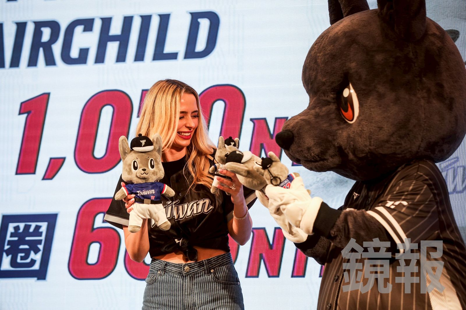 費嫂見歐告萌翻！17號「費仔」球衣版娃娃登場　限量六千組明中午開搶