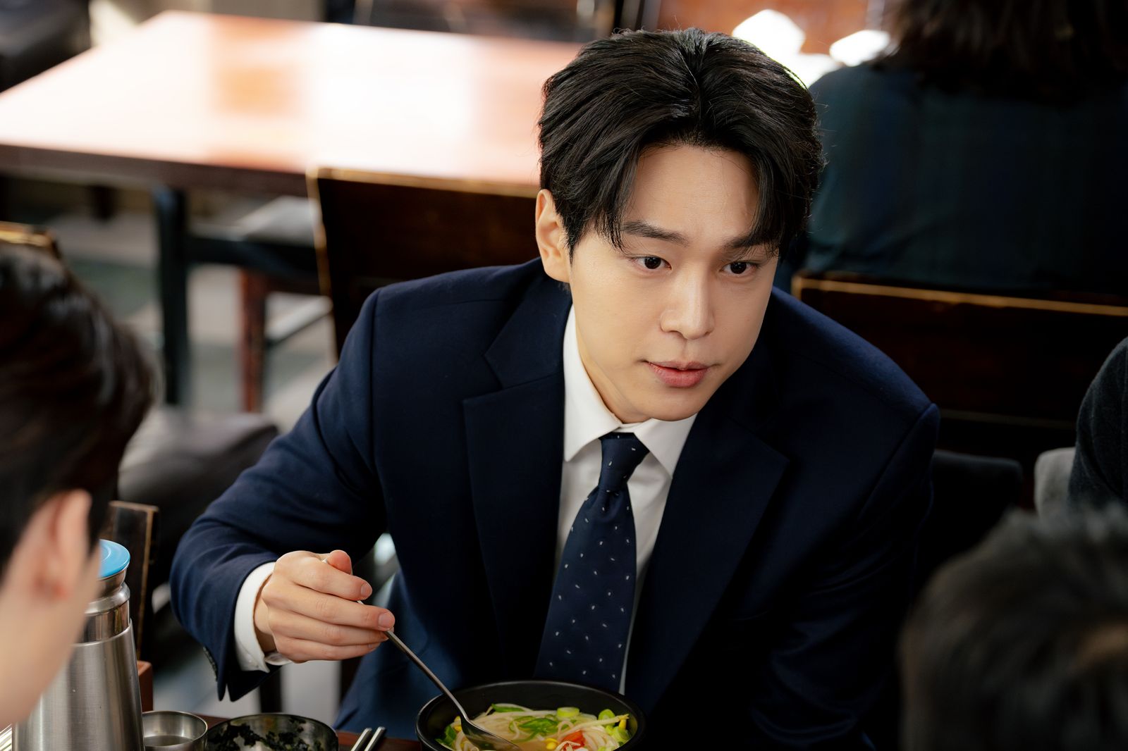 聲勢正夯的姜有皙，飾演「律師五人幫」之一。Hami Video提供