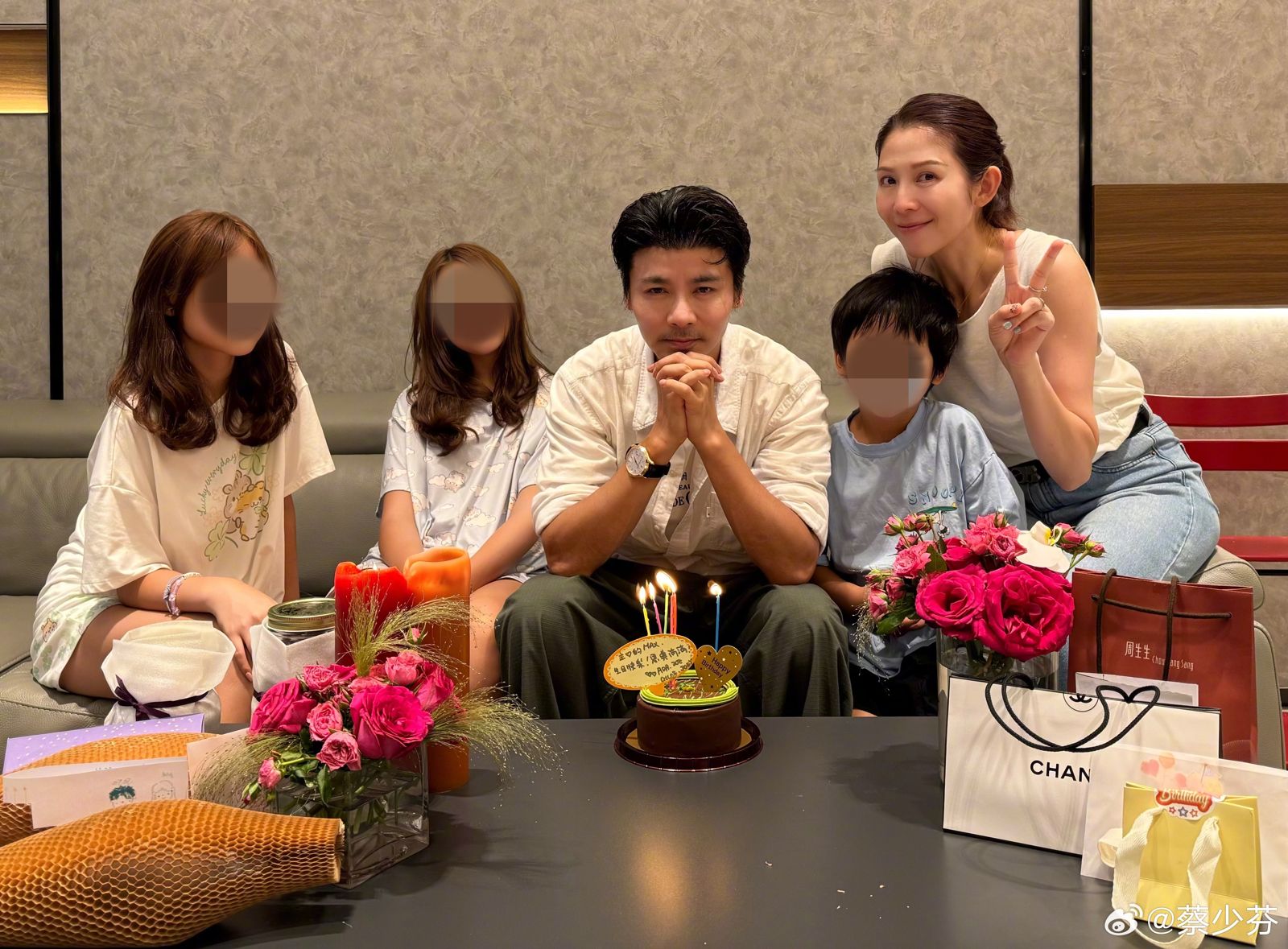 蔡少芬（右一）5月間一家人為先生張晉（右三）慶生。翻攝蔡少芬微博