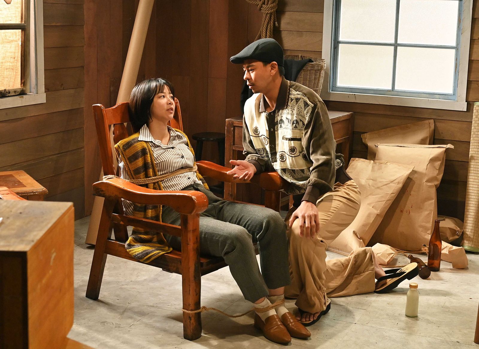 孫綻（右）和蔡祥充分討論兩人的拍攝內容。台視提供