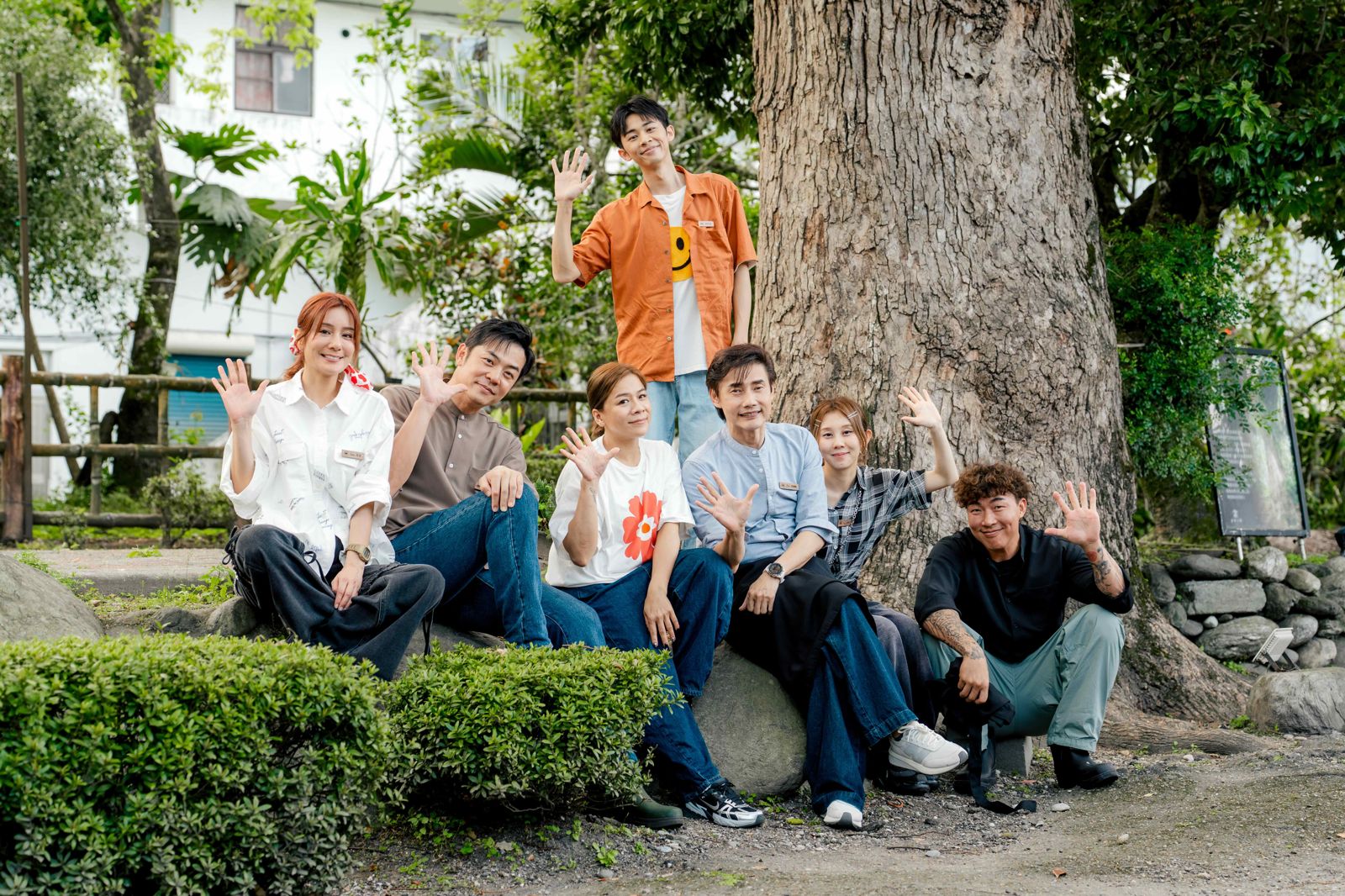 《嗨！營業中》左起莎莎、姚元浩、江美琪、吳政迪、包偉銘、白安、郭泓志。好看娛樂提供