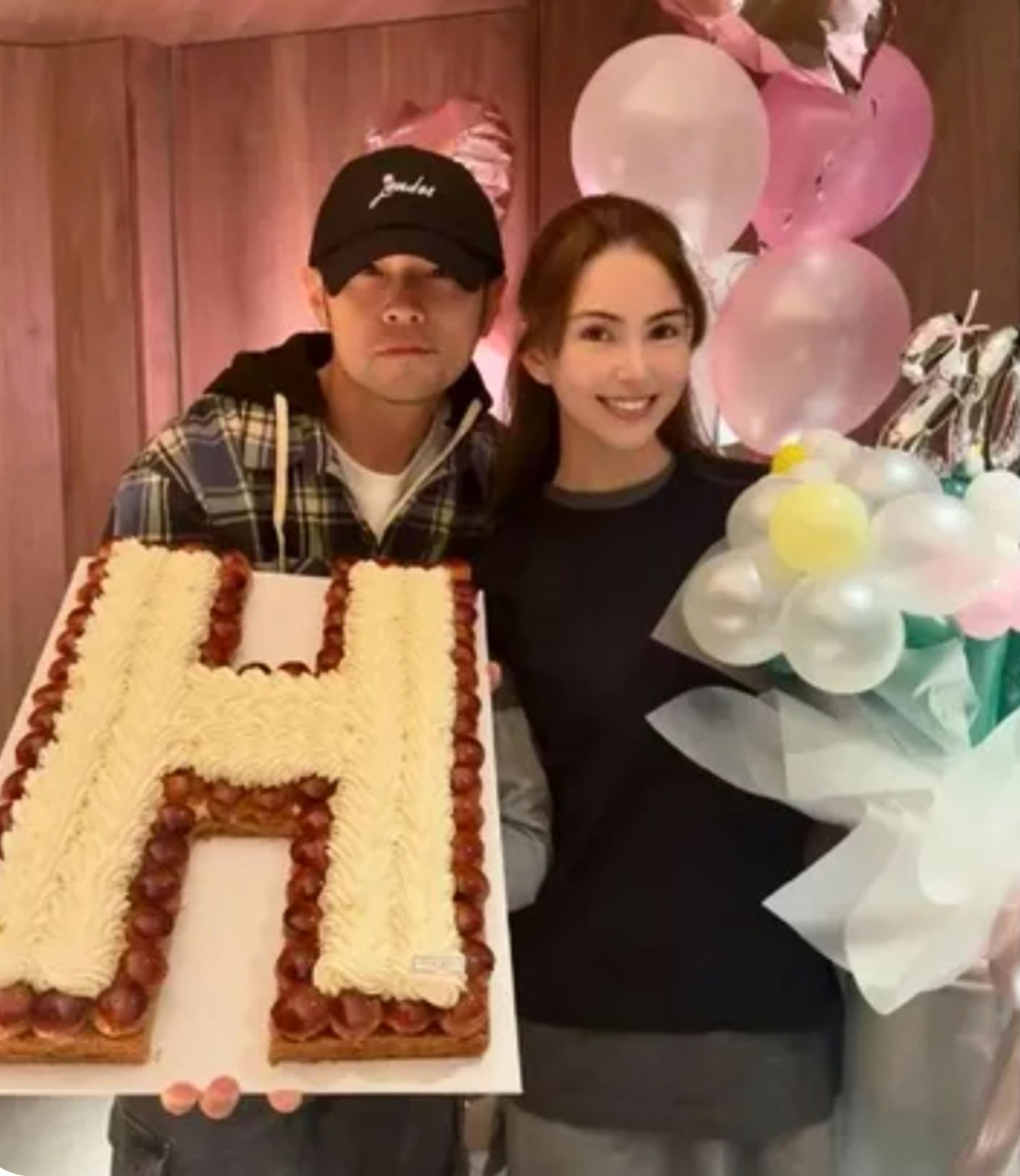昆凌歡度32歲生日,周杰倫捧蛋糕為愛妻慶生。翻攝昆凌小紅書