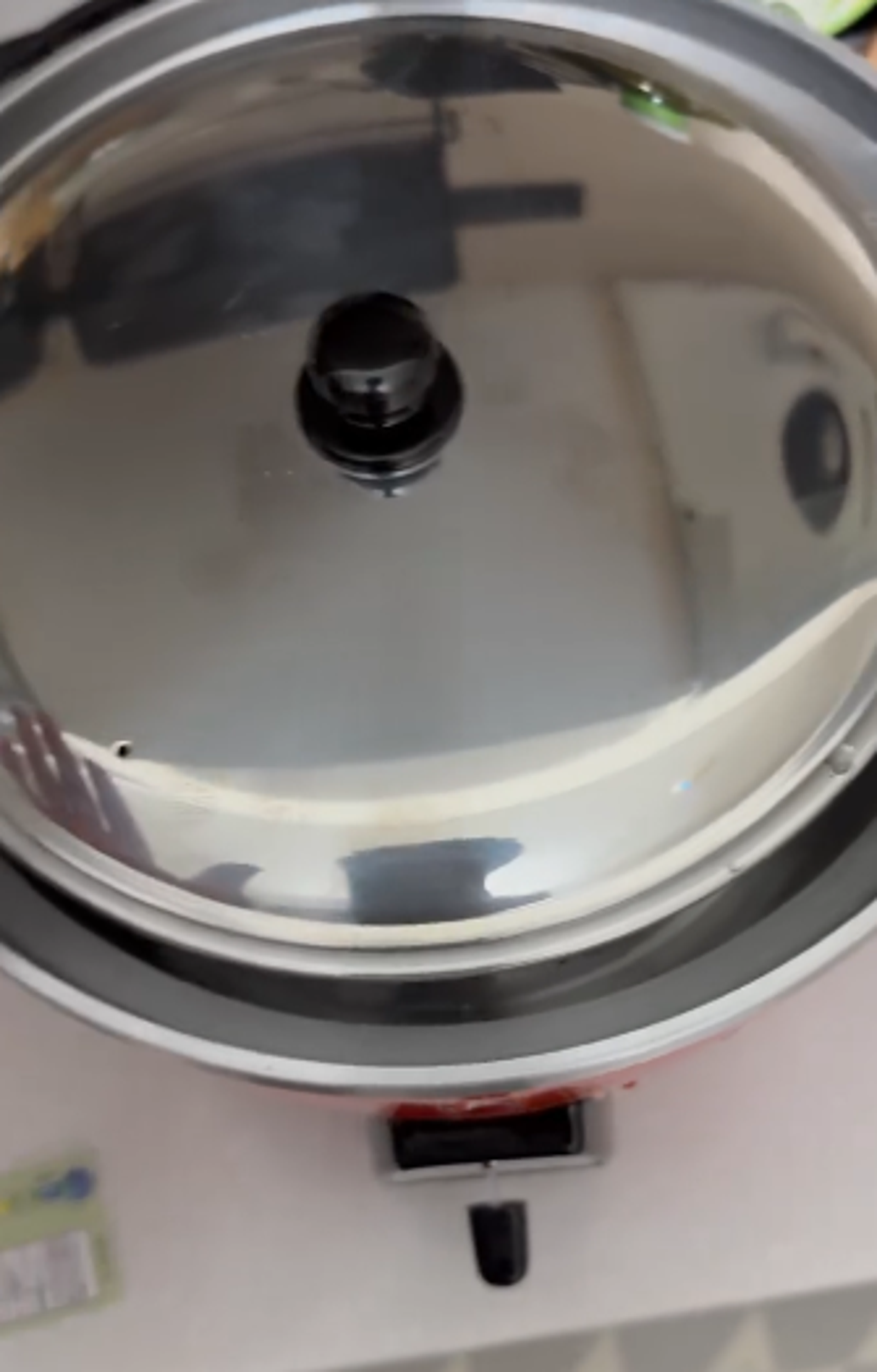 齊曼加（Jordy Tshimanga）用大同電鍋煮白飯讓大批網友傻眼。圖／翻攝自齊曼加Threads