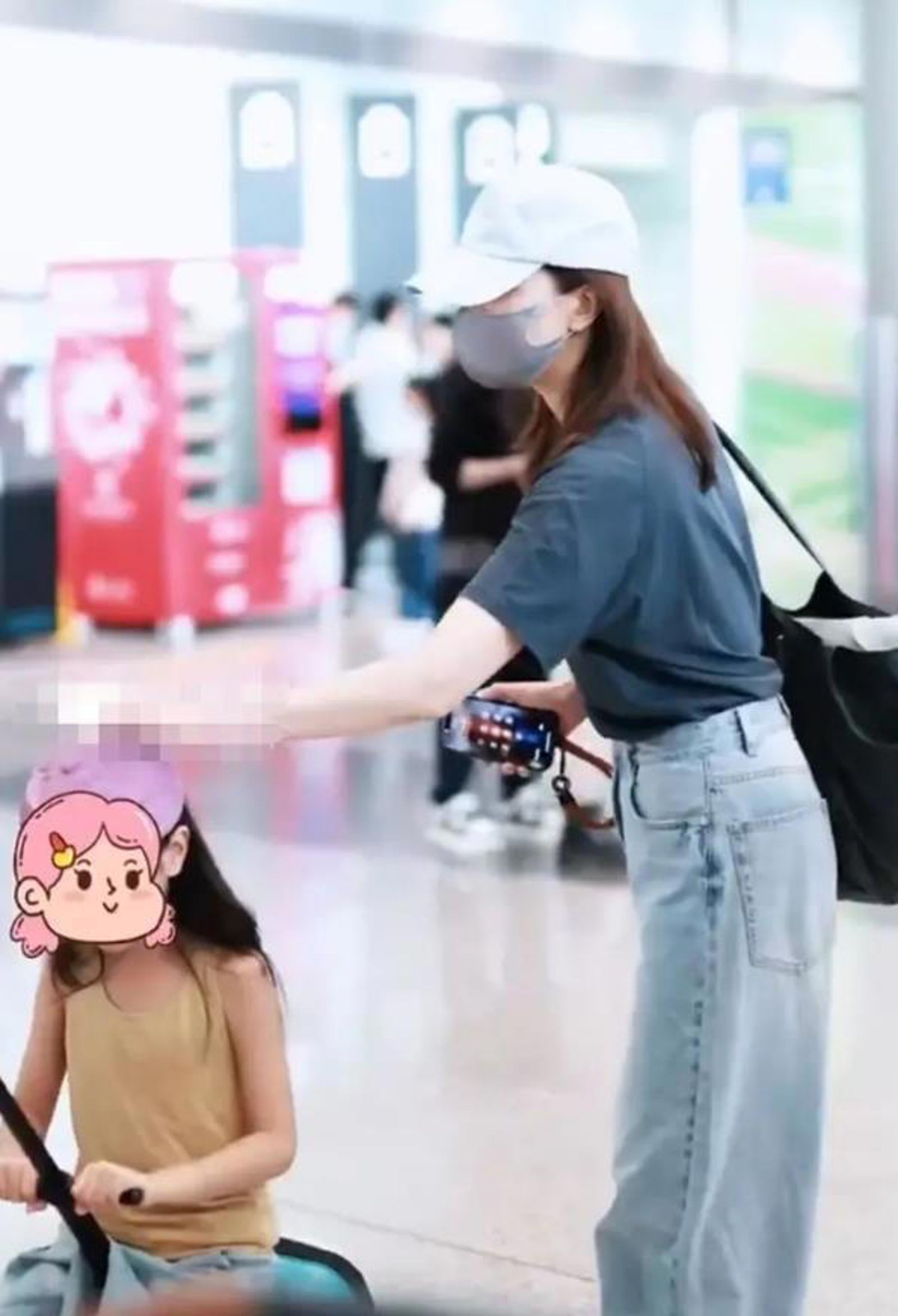 高圓圓(右)帶女兒現身機場。翻攝貓冒雨微博