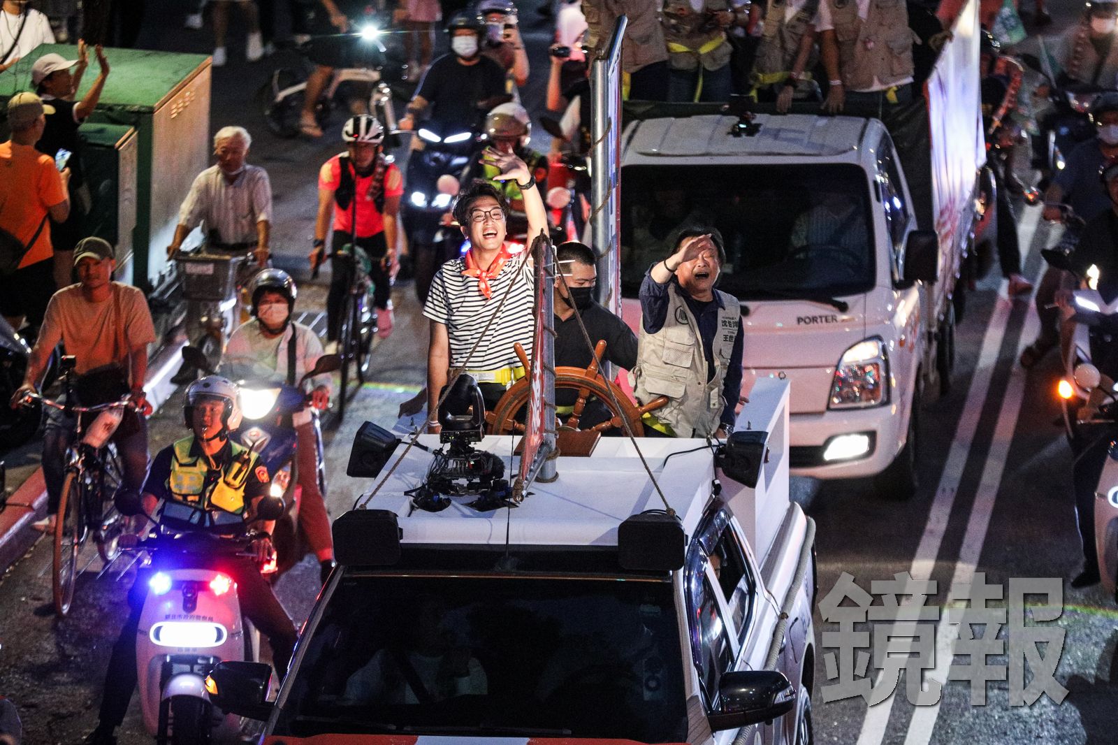 民進黨台北市長參選人沈伯洋昨晚車掃遇到民眾怒比中指,他受訪時回應,尊重民主社會大家表達意見。攝影鄒保祥