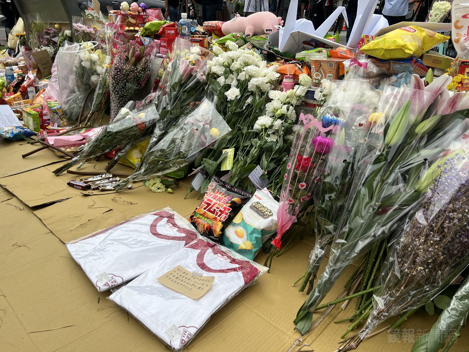 20學姊在運動服上寫上紙條，希望已逝的學妹可以當個乾乾淨淨的天使。呂健豪攝