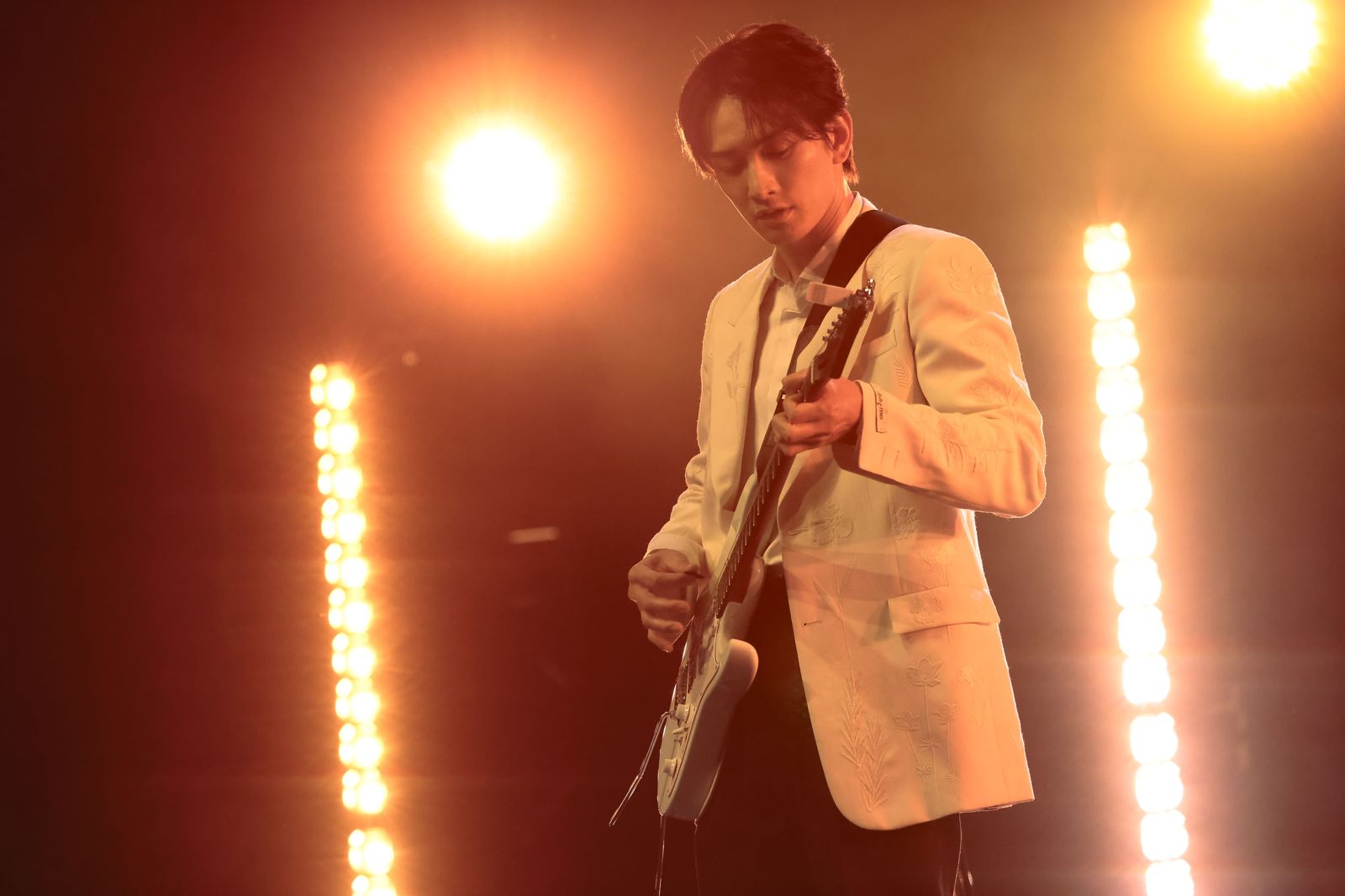 町田啓太今晚展現吉他實力。LDH 愛夢悅提供