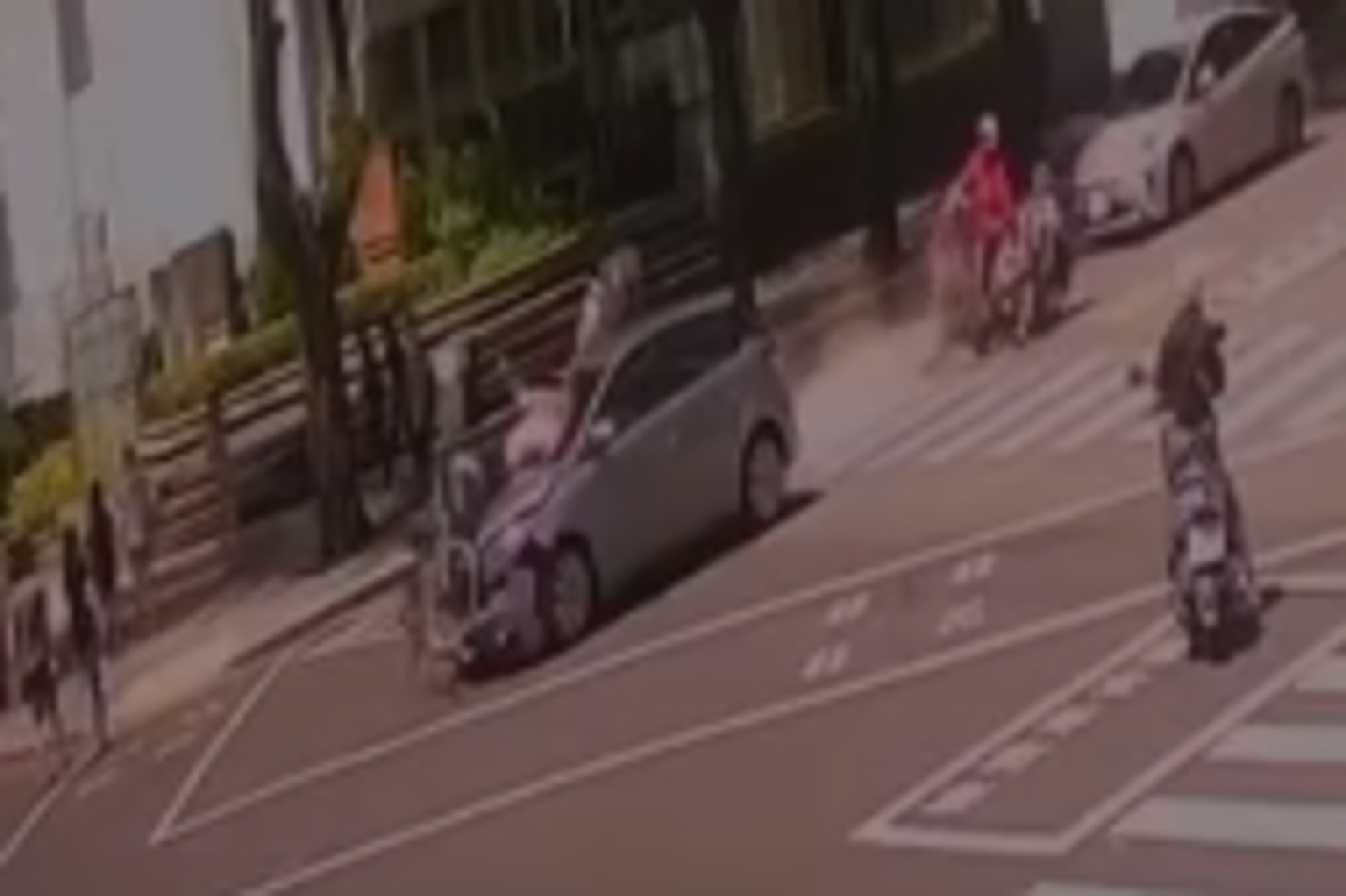 74歲陳男遭78歲婦人高速撞擊，搶救宣告不治。圖／翻攝畫面