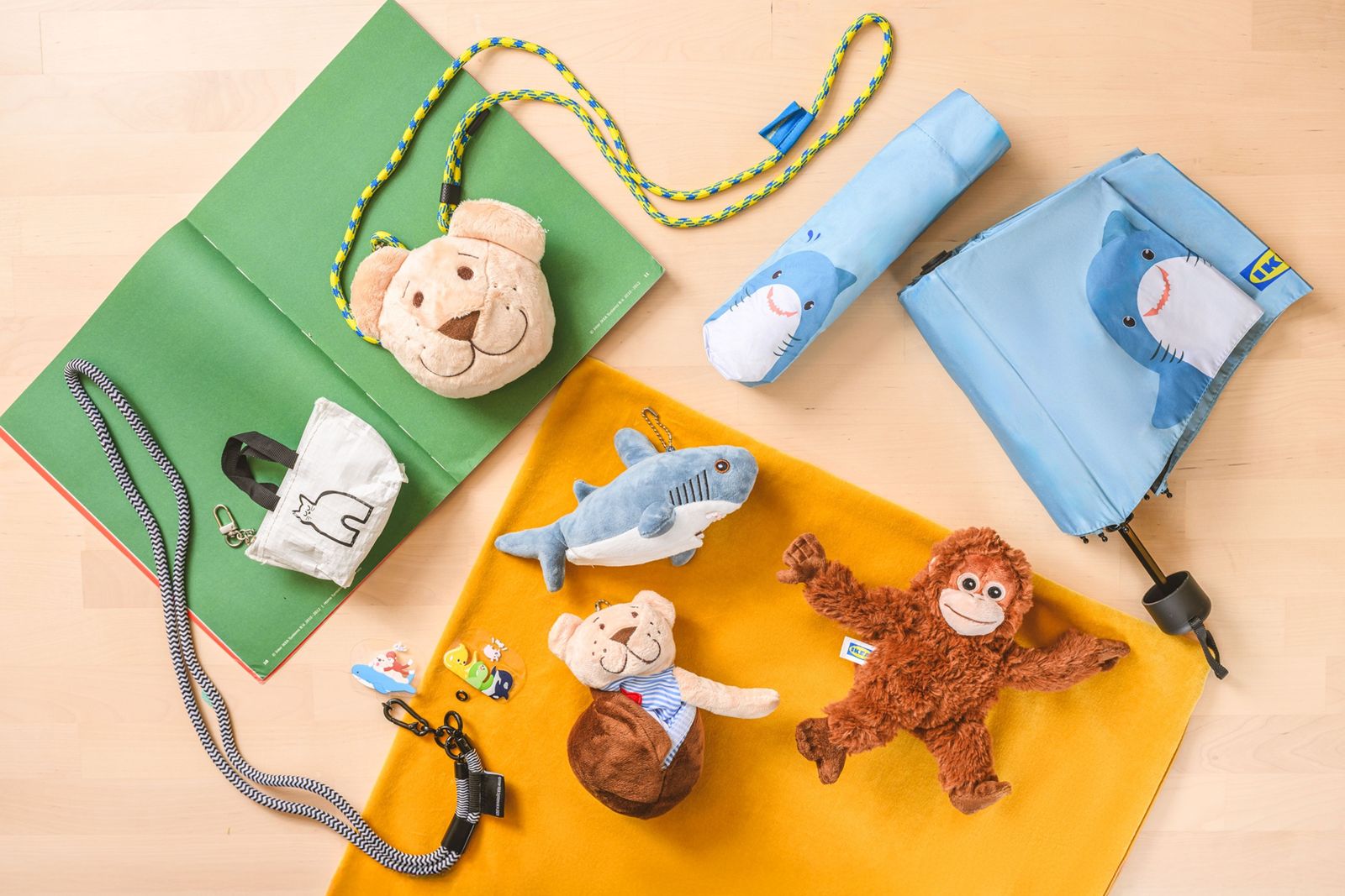 扭蛋好禮包含鯊鯊雨傘、貓貓零錢包、小熊包等。