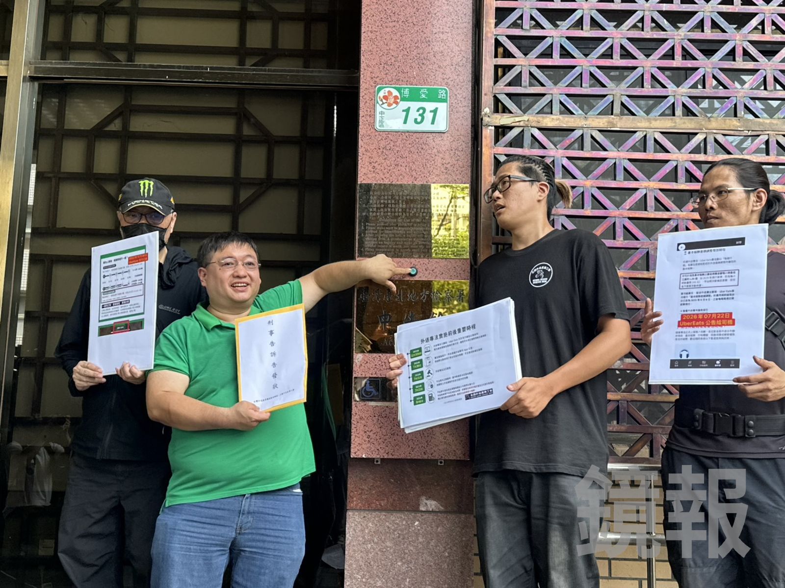 Uber Eats 遭控「黑箱演算法」扣薪剝削 全台外送員怒衝北檢:還我血汗錢