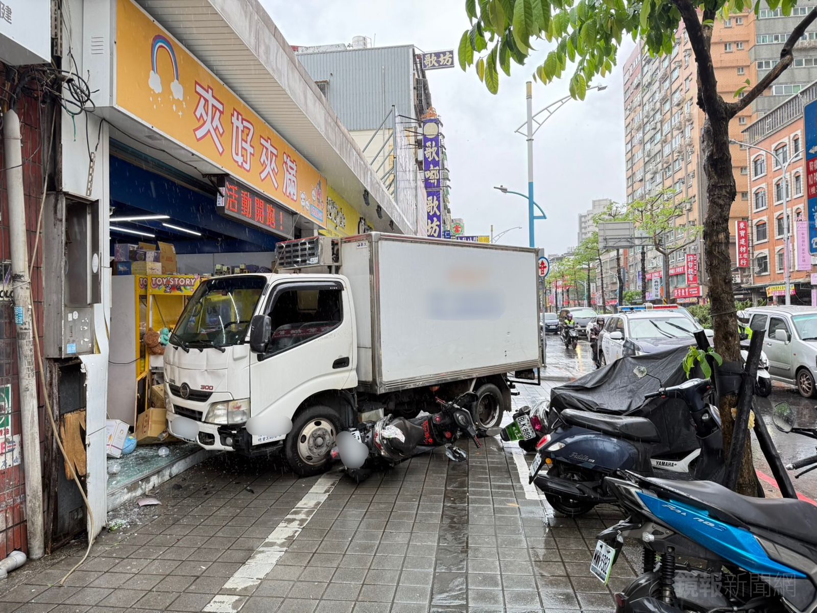 有片／天雨路滑急剎失控　小貨車撞進娃娃機店