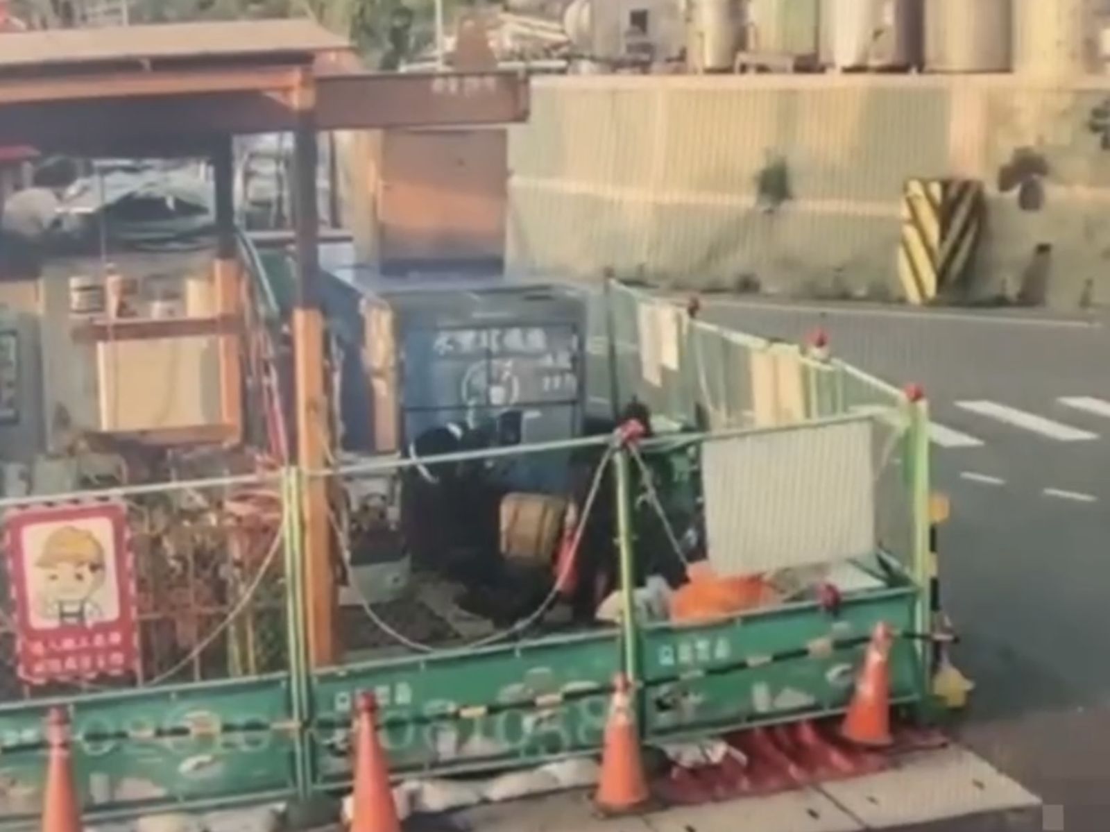 2名竊賊光天化日之下跑到工地偷電纜。翻攝畫面