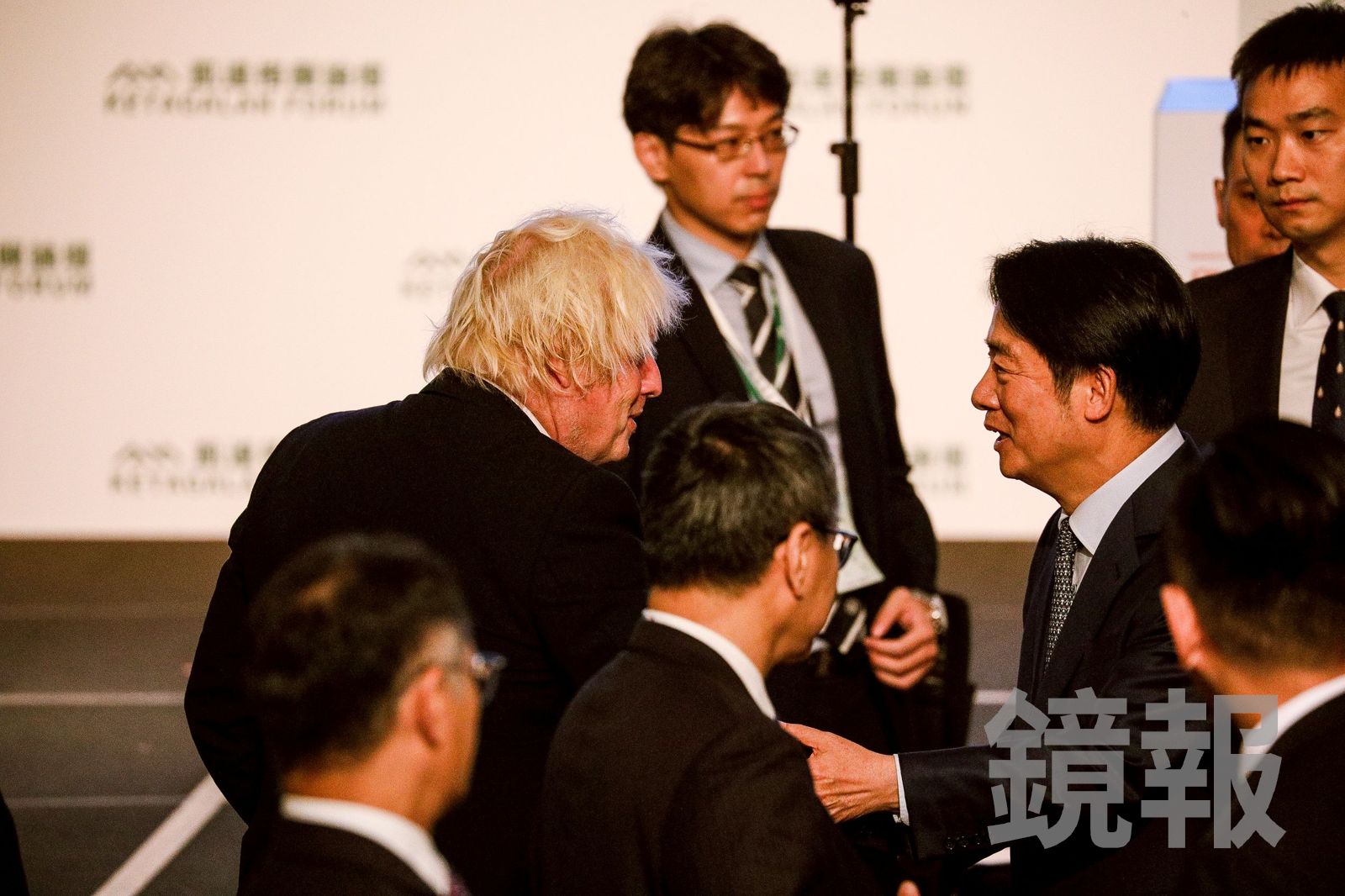 總統賴清德(右)與英國前首相強生(左)握手寒暄,2人相談甚歡,互動熱絡。(圖/鄒保祥攝)