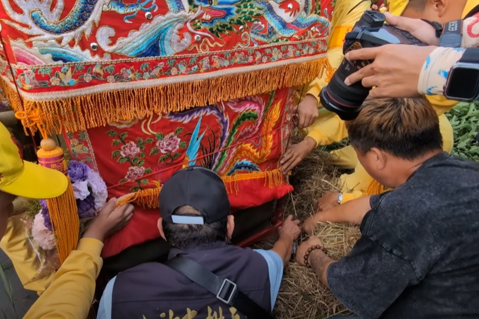 宮廟人員拿出金紙及紅色油漆做記號。圖／翻攝自白沙屯媽祖網路電視台