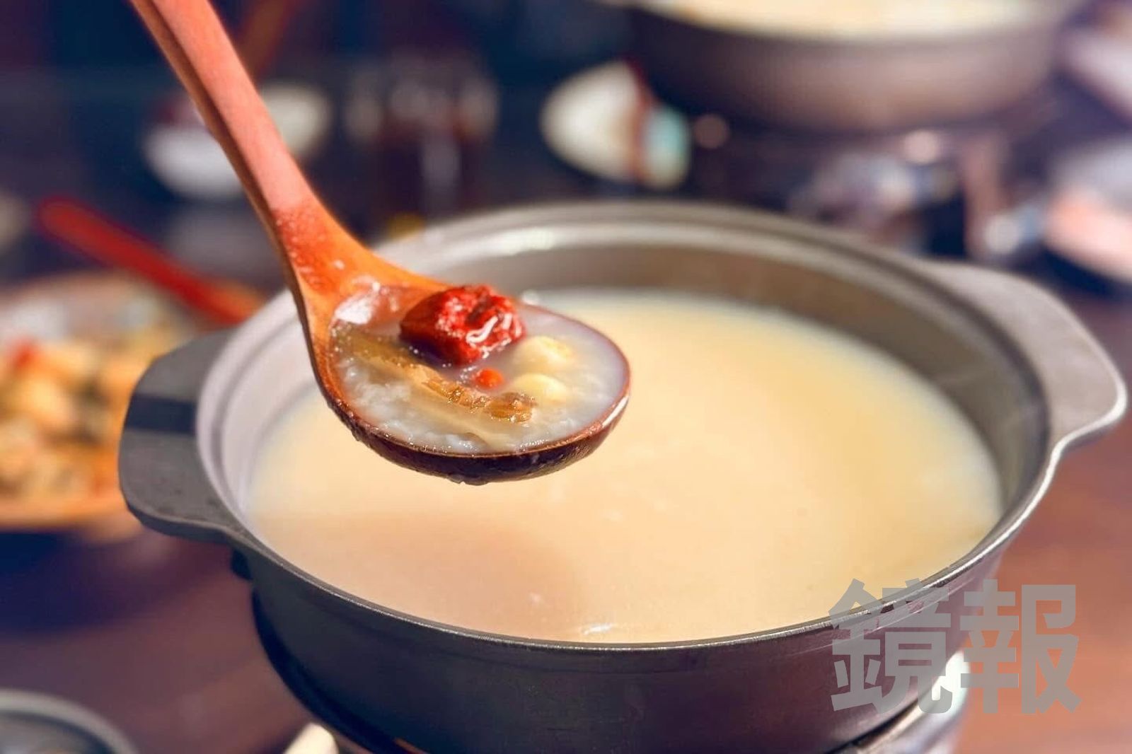 「厚白雞湯粥底」甘甜有蔘味,可免費續粥。(569元/套餐)
