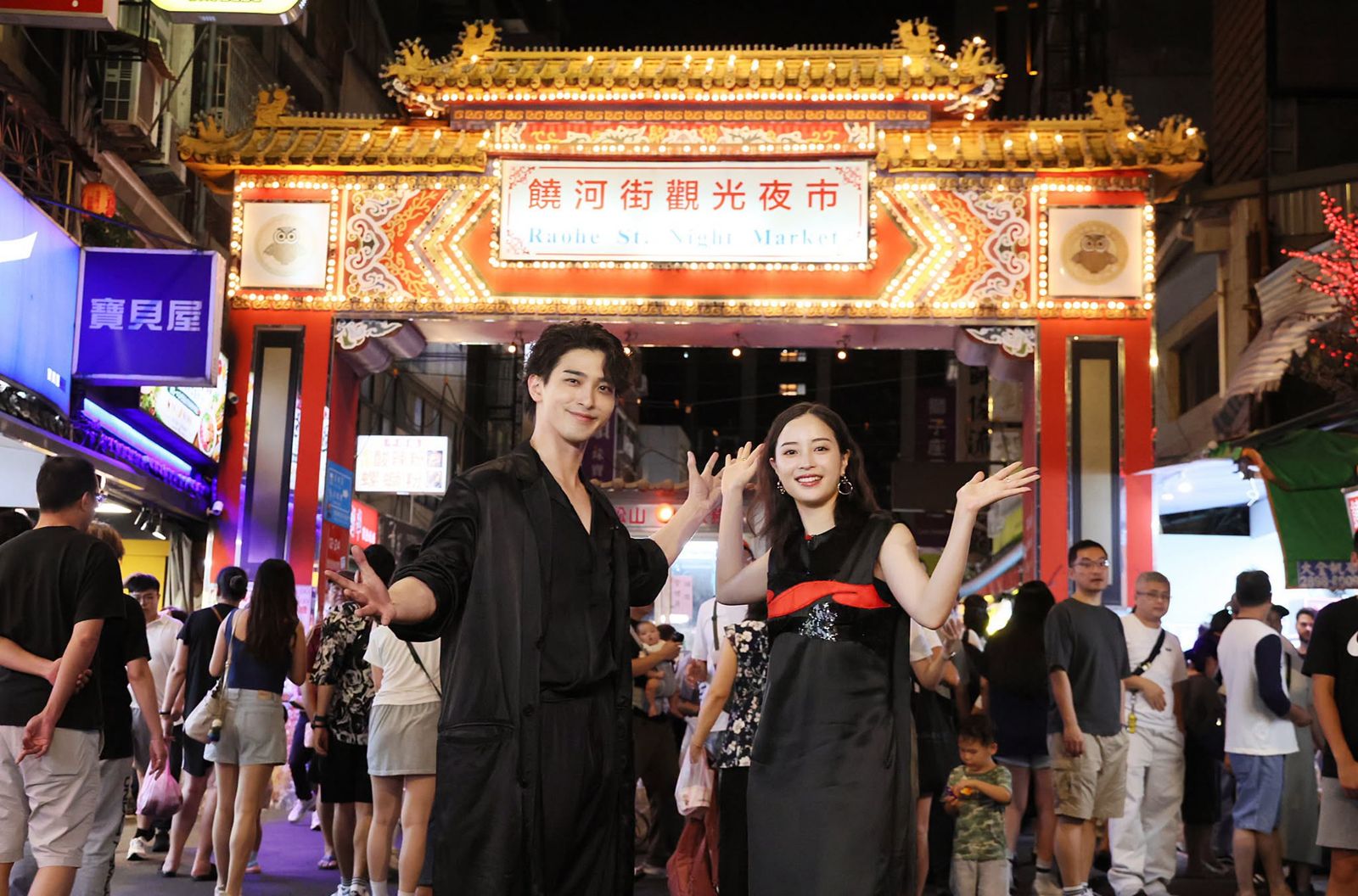 橫濱流星(左)、廣瀨鈴日前來台宣傳新片,不忘到饒河夜市打卡。圖/車庫娛樂