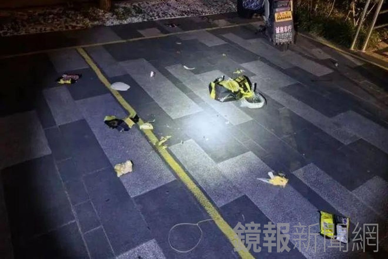 男子將榴槤、餅乾等食物從11樓丟出。圖／翻攝畫面