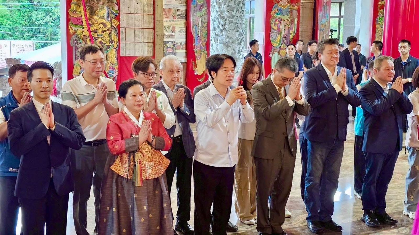 何志偉（左）經常利用休假日勤跑桃園基層，認真態度受到地方鄉親歡迎。（圖／翻攝何志偉臉書）