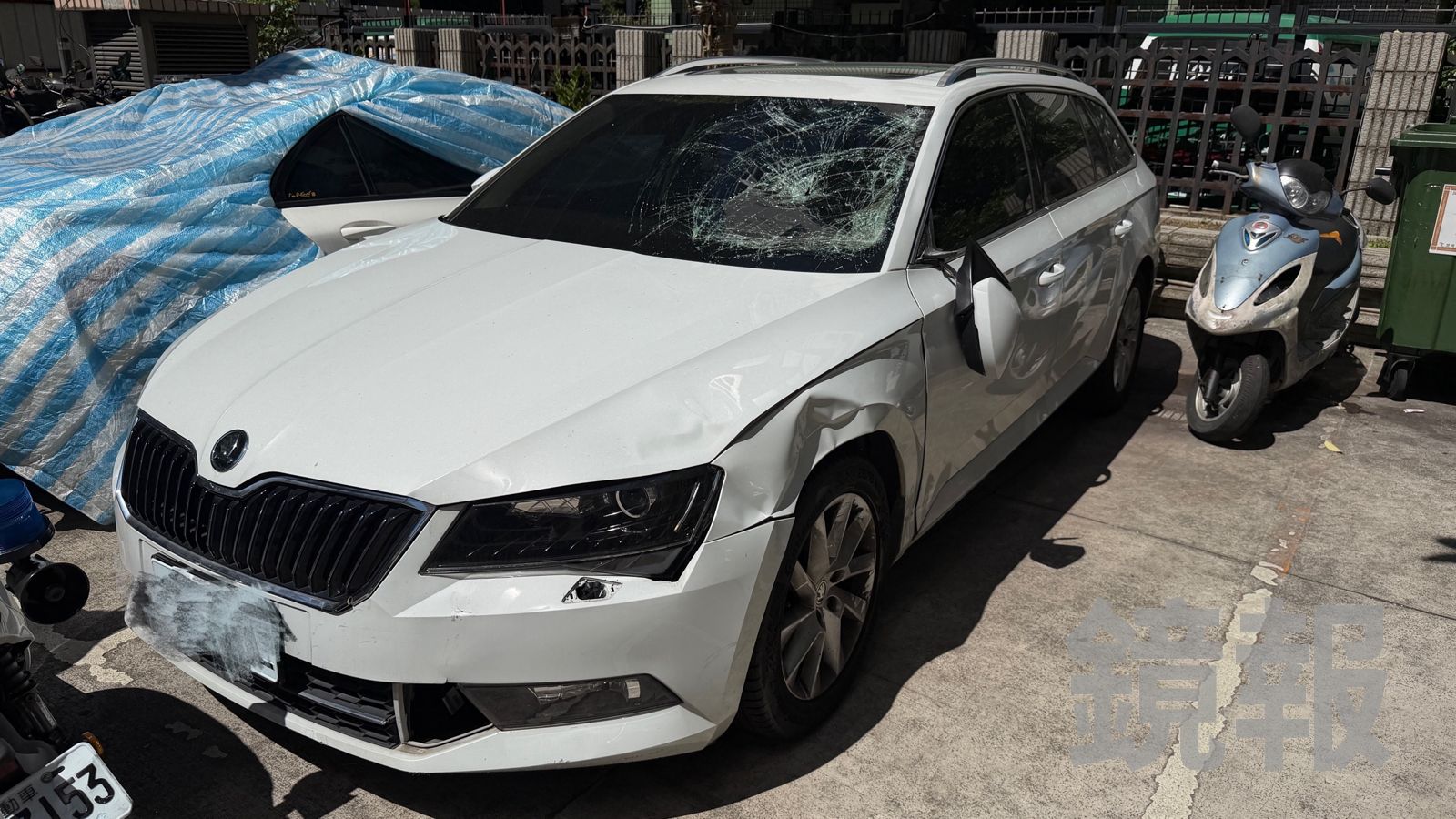 肇事車輛遭警方查看,撞擊點幾乎都在駕駛座位置,擋風玻璃凹陷呈蜘蛛網狀。顏凱勗攝