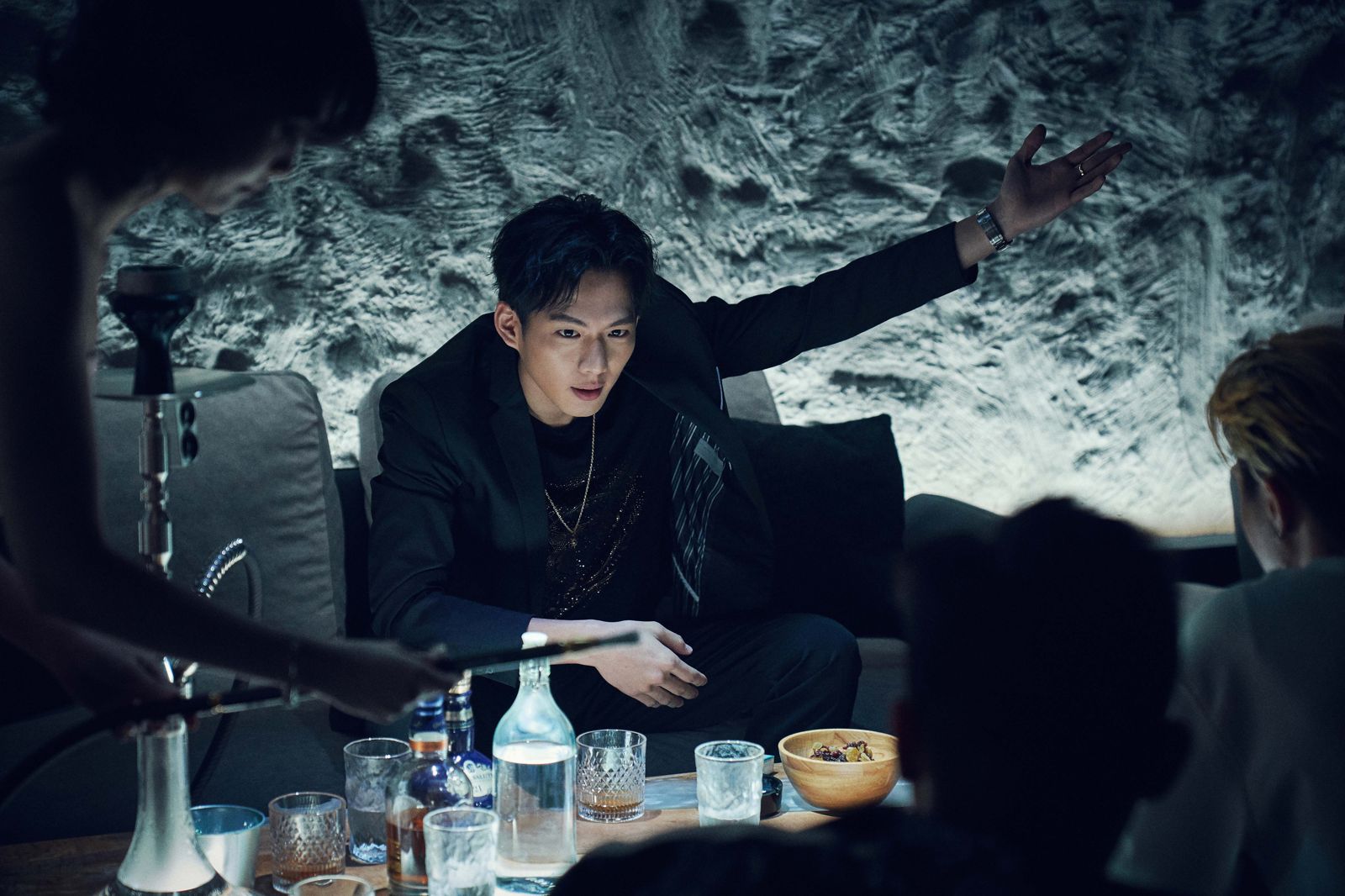 吳念軒飾演的「Billy」在《角頭—鬥陣欸》當中隸屬於南部勢力。曼尼娛樂提供