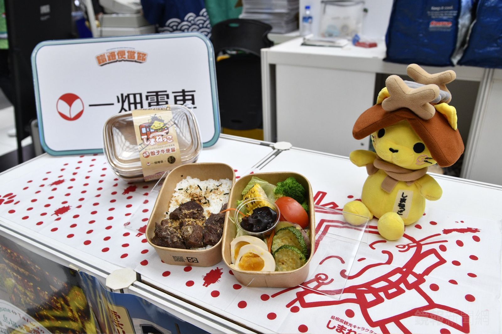 一畑電車所推出的骰子牛便當和吉祥物島根貓。