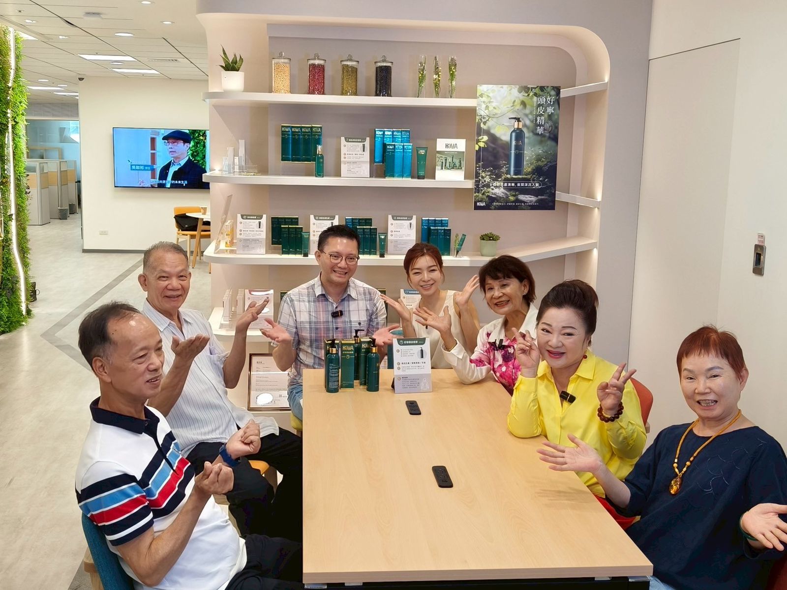 白冰冰(右二)與好友們一起體驗。長興影視提供