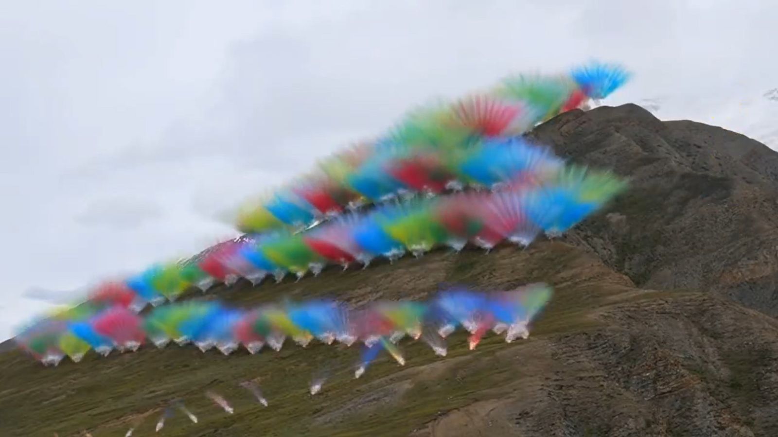 喜馬拉雅山上放煙火!知名品牌「行銷變災難」急刪片道歉…專家曝生態隱憂