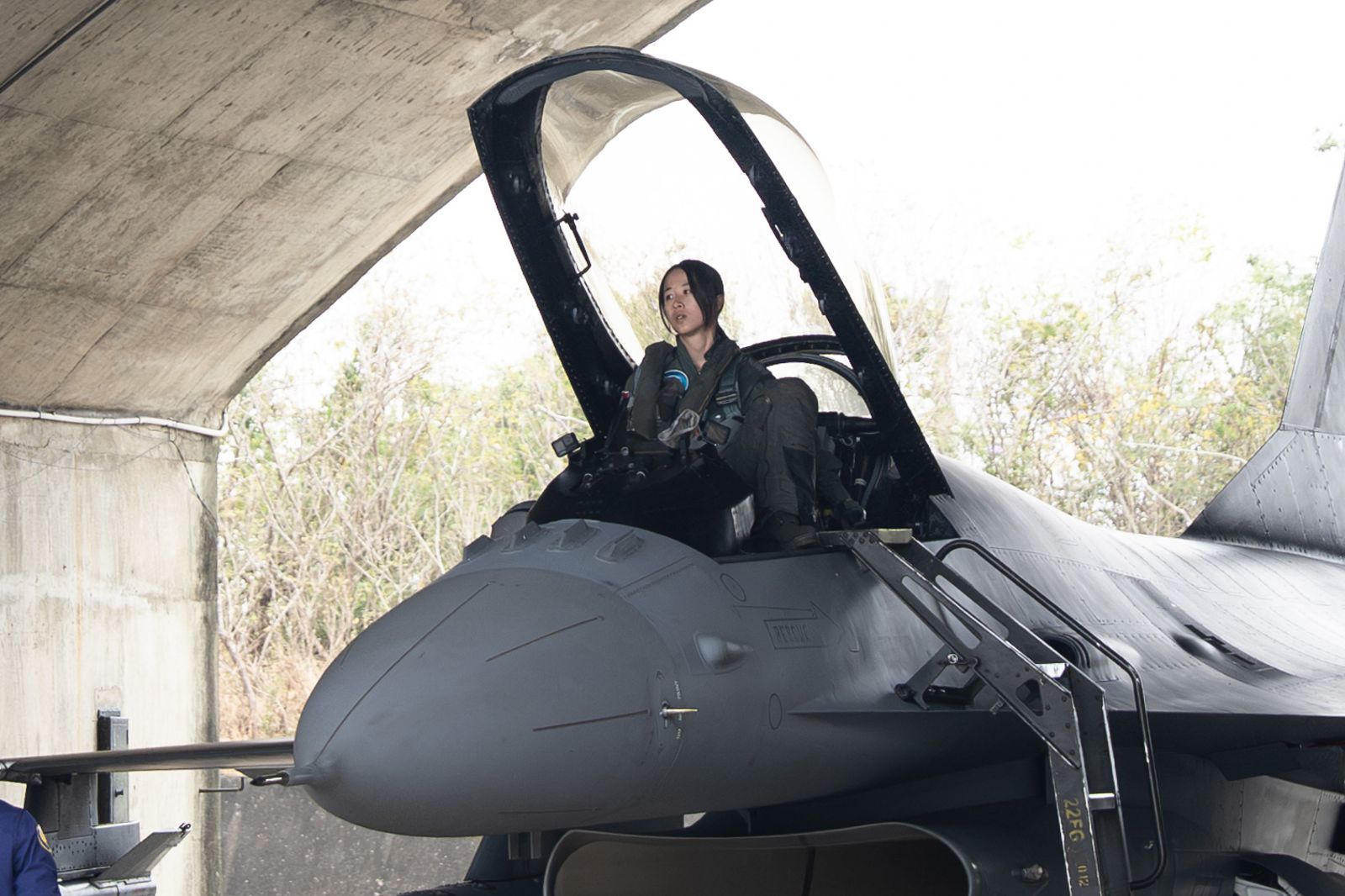 空軍春節戰備,今(28日)執行潛力裝掛科目演練,完成裝掛後由飛官駕駛起飛捍衛領空,現場一名女飛官綁著馬尾現身,動作幹練帥氣,引發媒體關注。(圖/讀者提供)