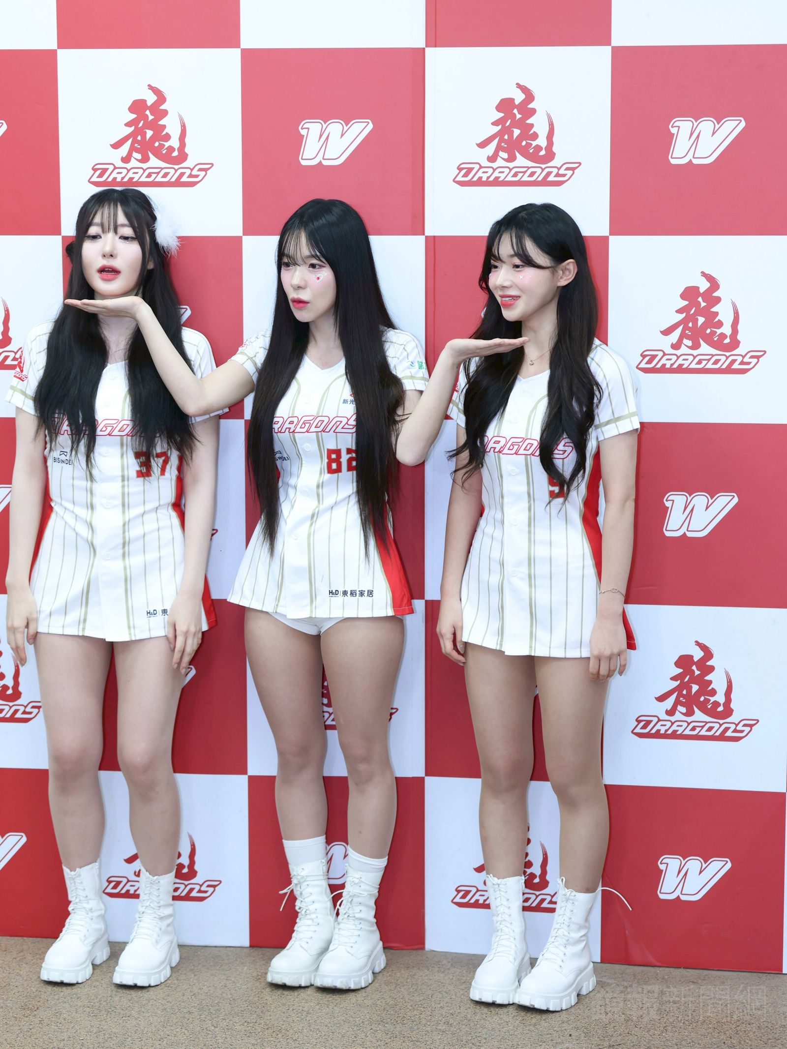 權喜原（左）與金娜妍（右）分享對李多慧（中）的看法。劉耀勻攝