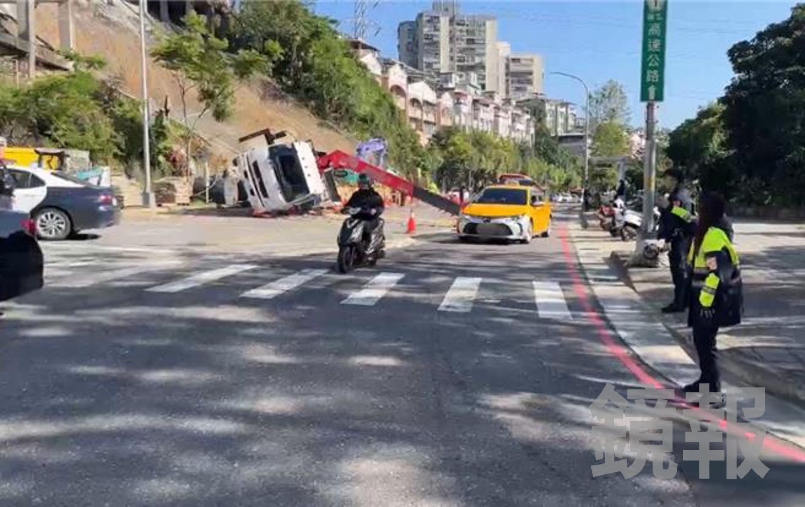 汐止康寧街「卡到爆」　同路段吊車翻肚、公車拋錨