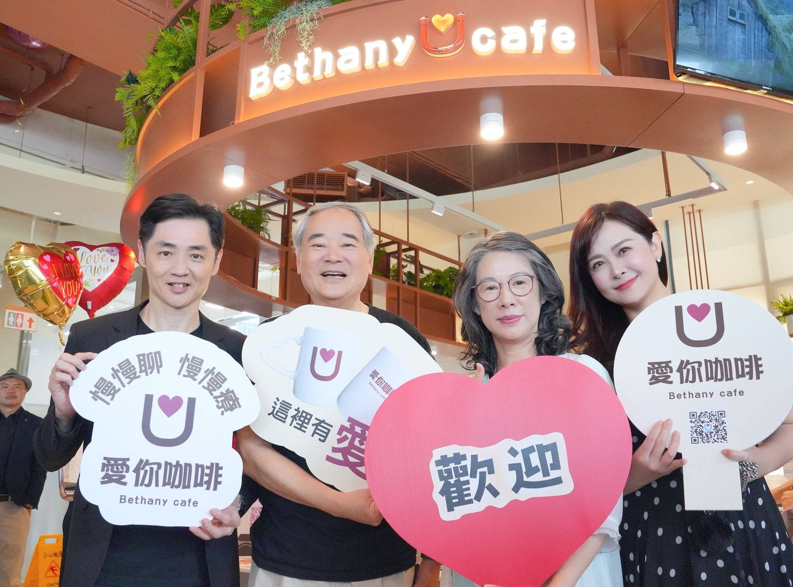 夫妻倆馬不停蹄做公益。藝起發光提供