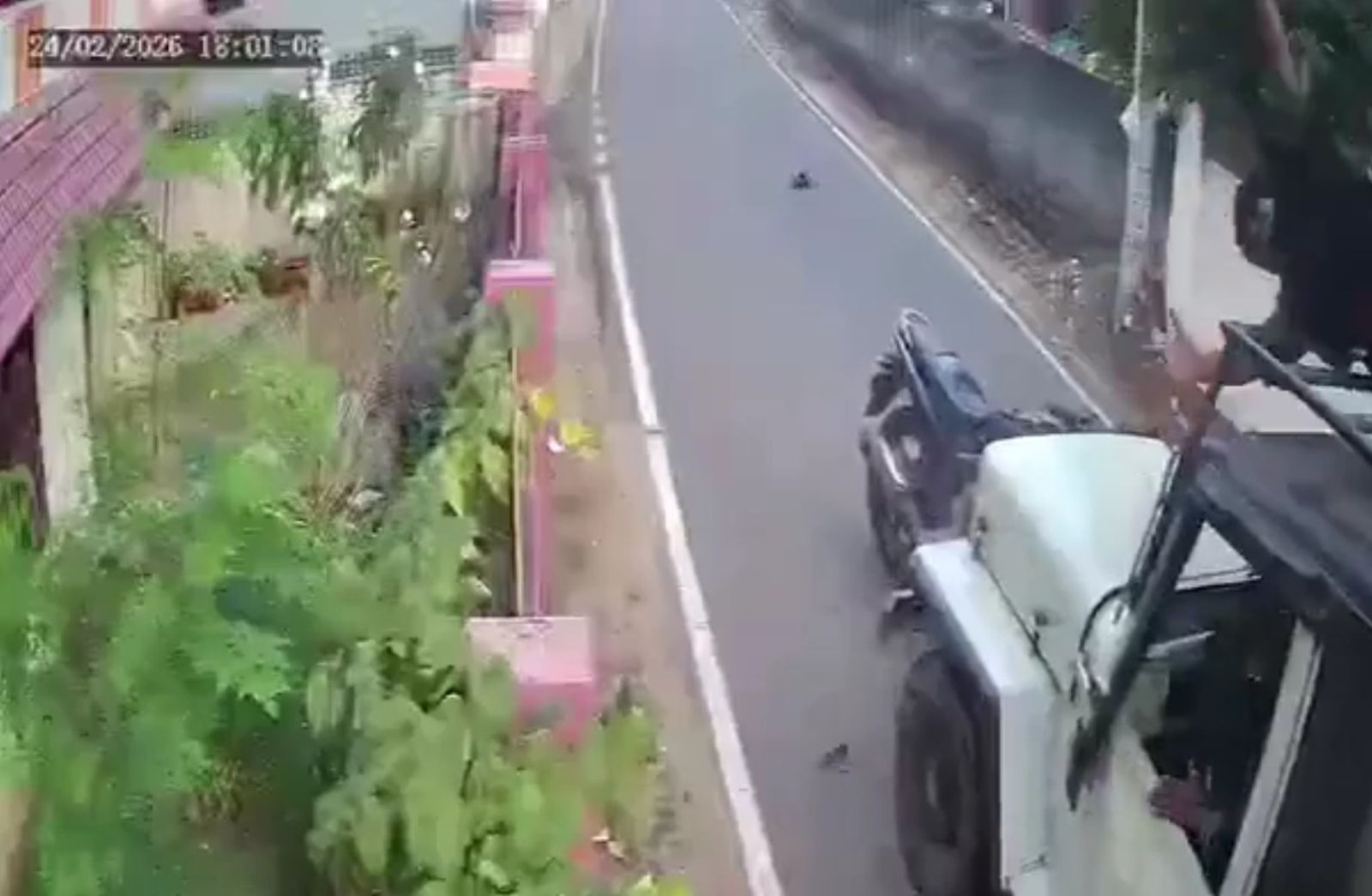 機車對撞吉普車！騎士人沒事卻「裸下半身扶車」畫面瘋傳…真相曝光超心酸