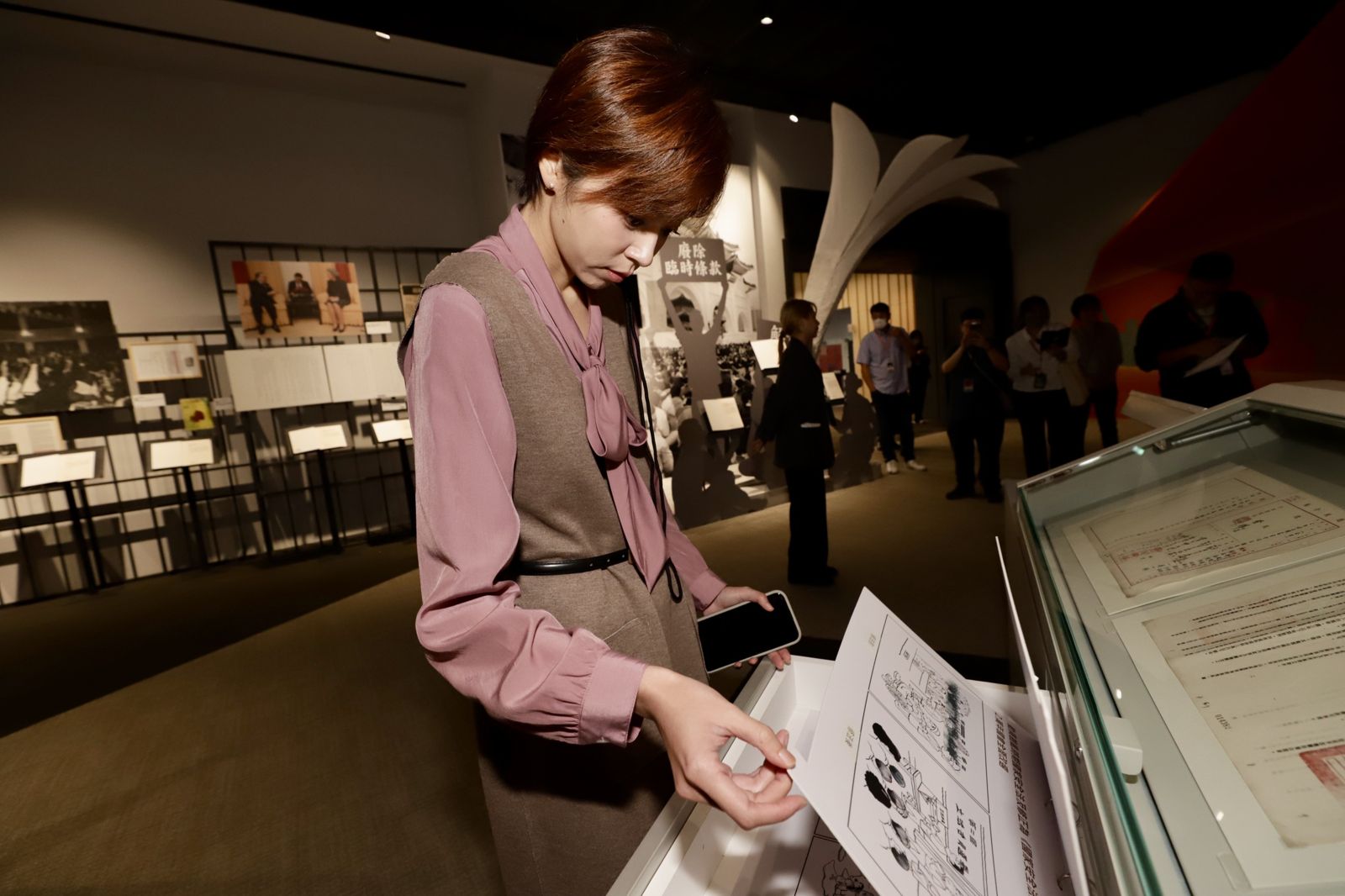 王瞳對展覽現場的物件很感興趣。民視提供